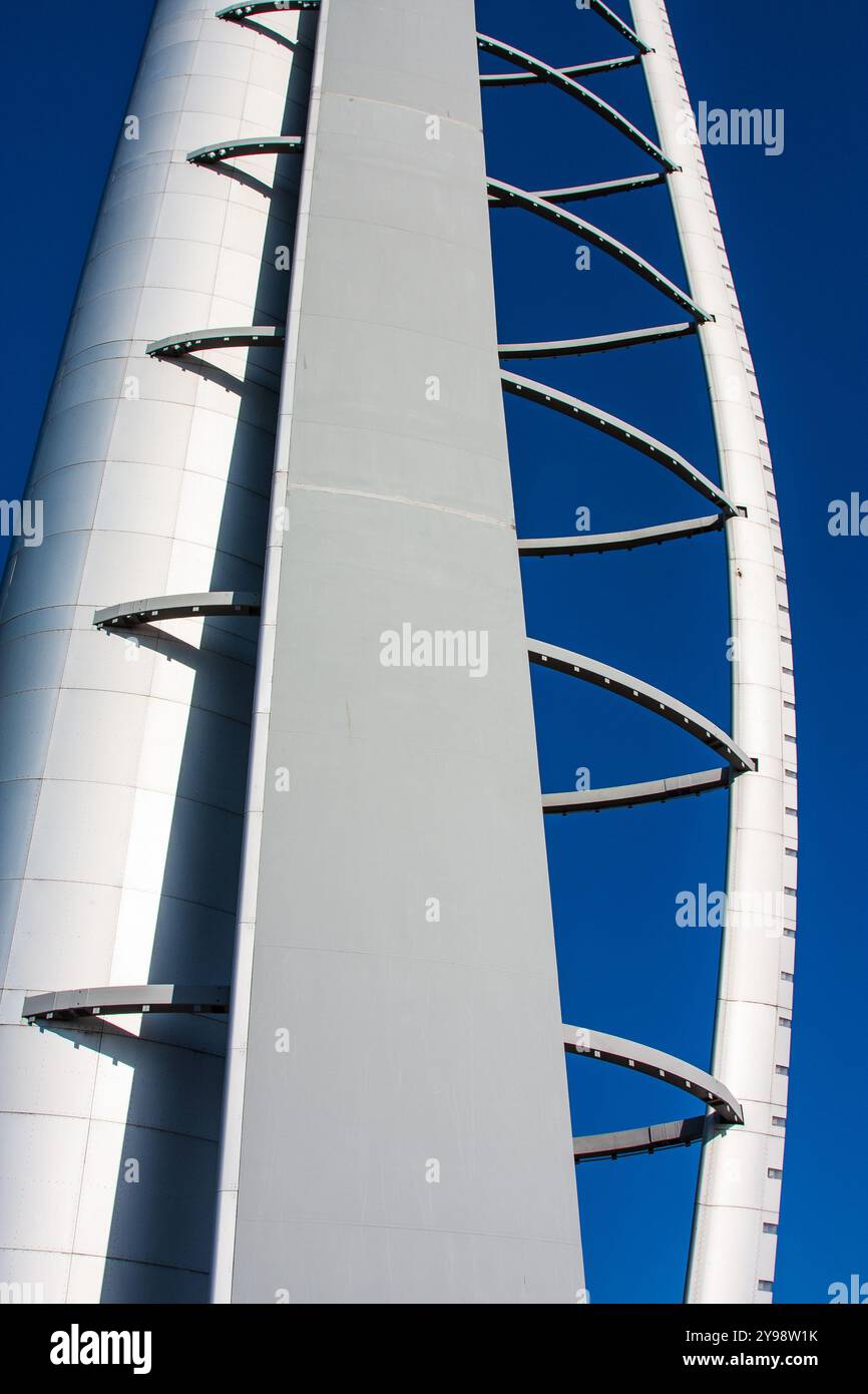 Vista astratta della Glasgow Tower, ex Millenium Tower, una piattaforma di osservazione rotante alta 127 m (417 piedi) sulle rive del fiume Clyde, Glasgow Foto Stock