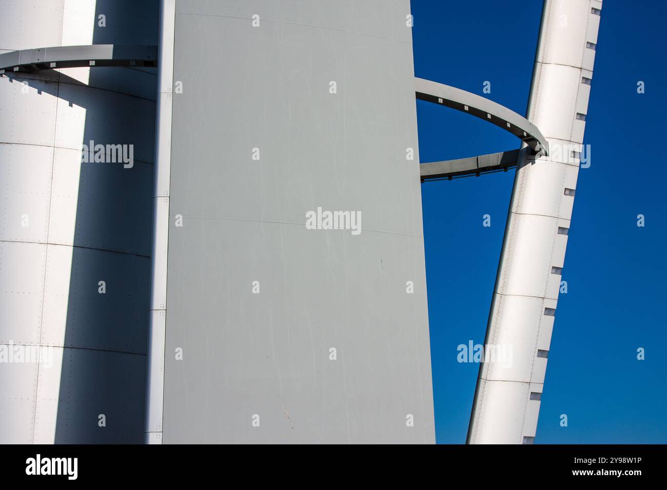 Vista astratta della Glasgow Tower, ex Millenium Tower, una piattaforma di osservazione rotante alta 127 m (417 piedi) sulle rive del fiume Clyde, Glasgow Foto Stock