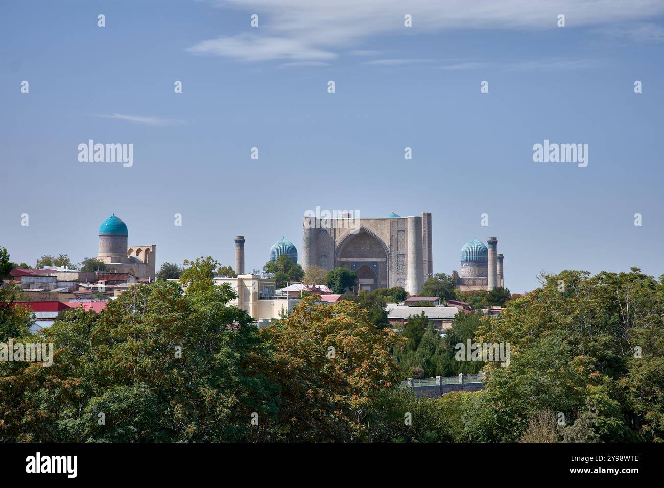 La Moschea Bibi-Khanym a Samarcanda, Uzbekistan, una delle più significative realizzazioni architettoniche dell'Impero timuride. Costruito nel 15 Foto Stock