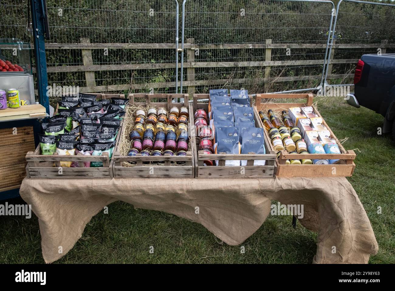 Un banco di commercianti con stand alimentari che vende prodotti dello Yorkshire prodotti localmente in occasione di una fiera agricola Foto Stock