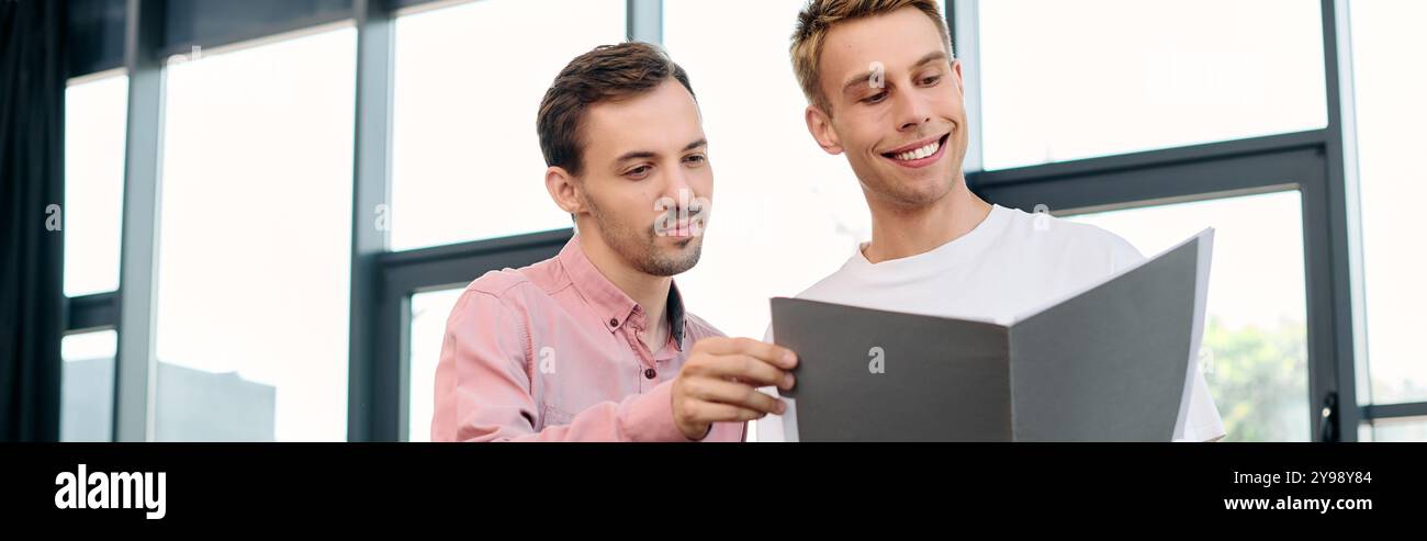 Due allegri partner condividono un momento mentre scelgono il loro pasto in un ufficio alla moda pieno di luce. Foto Stock