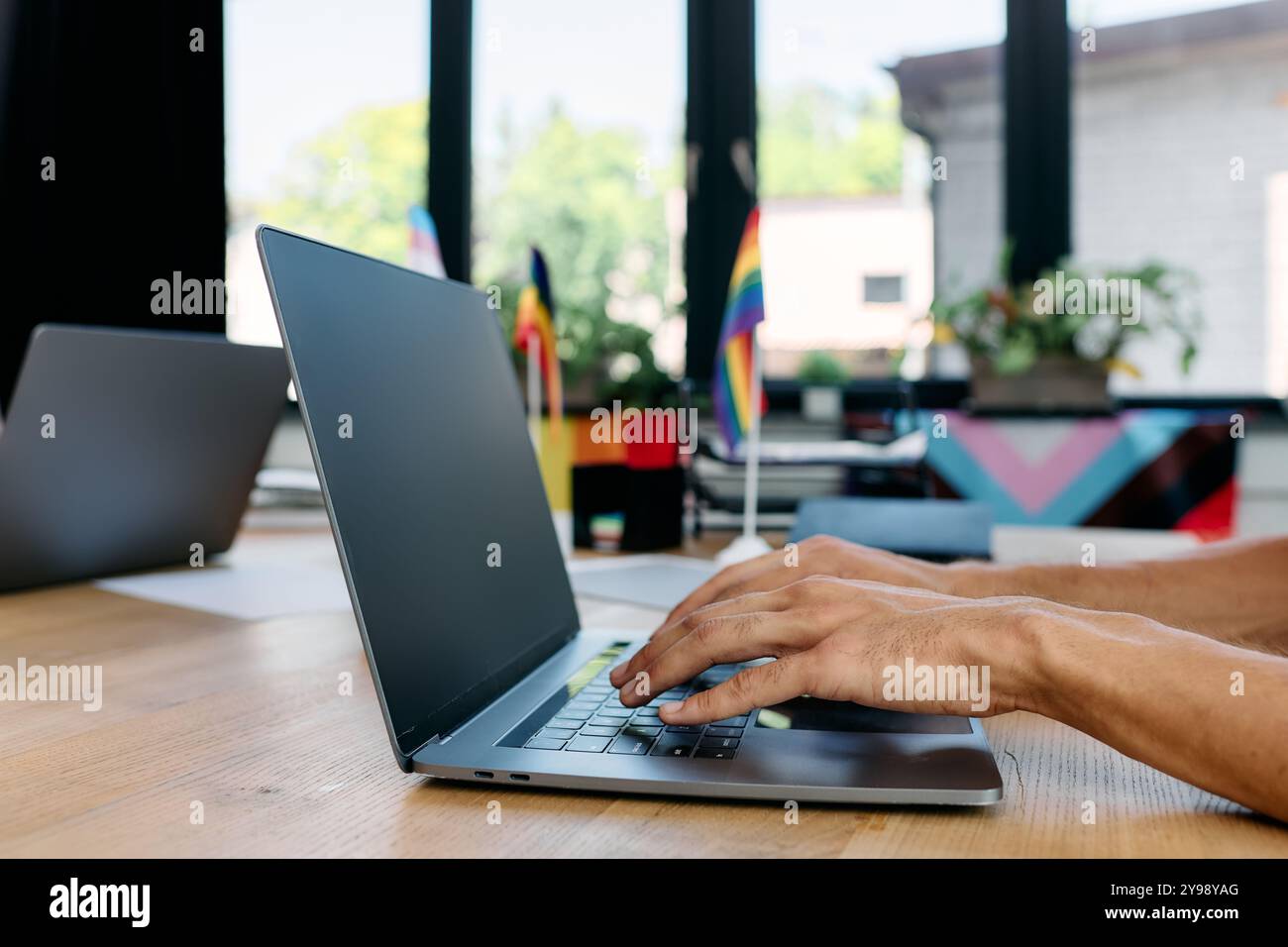 Uomo devoto ed elegante in un informale abbigliamento da lavoro che lavora in ufficio. Foto Stock