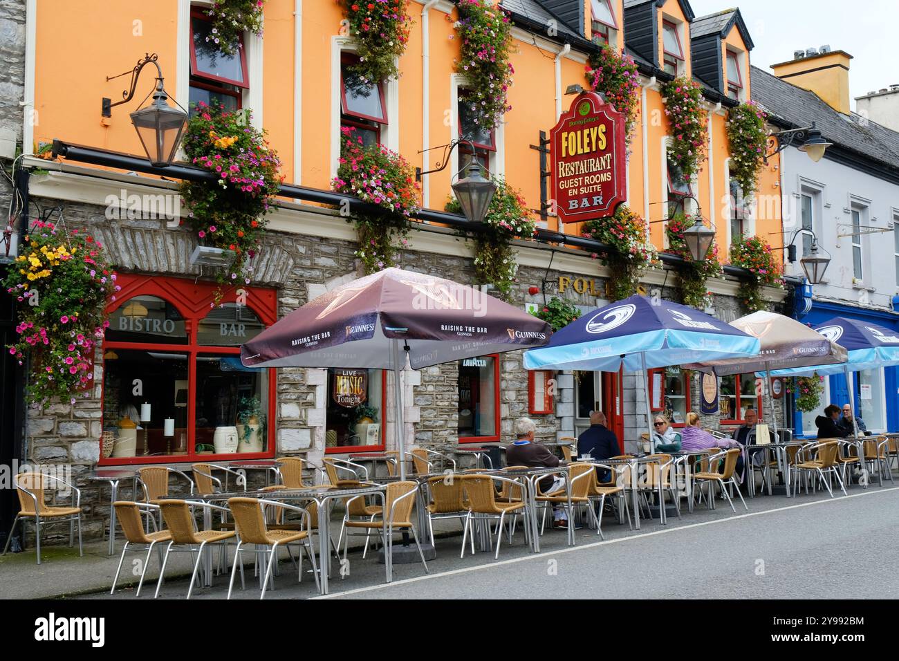 Bar e ristorante Foleys nella strada principale di Kenmare, Contea di Kerry, Irlanda - John Gollop Foto Stock
