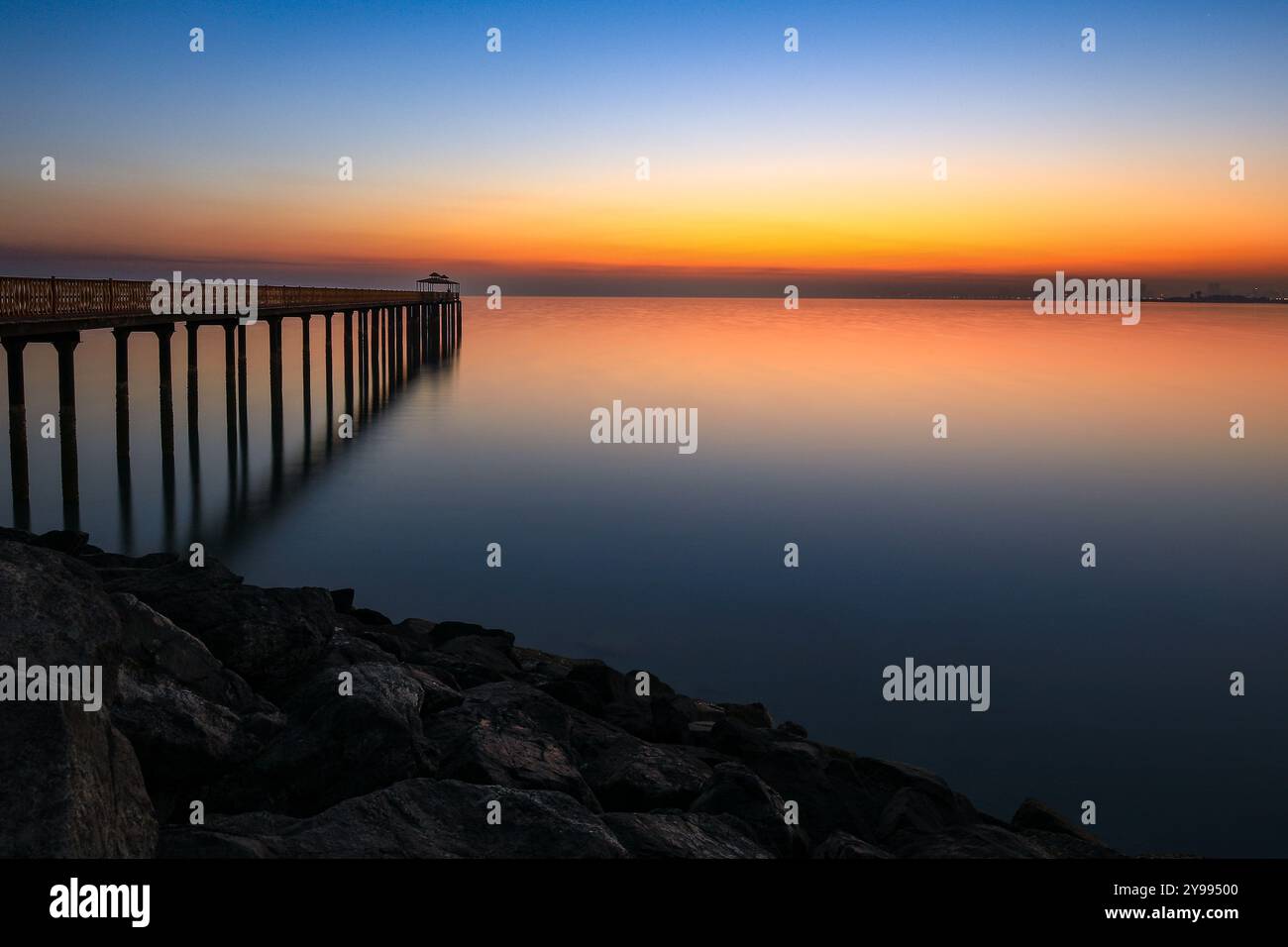 Splendida alba durante l'ora d'oro vicino alla torre del kuwait Foto Stock