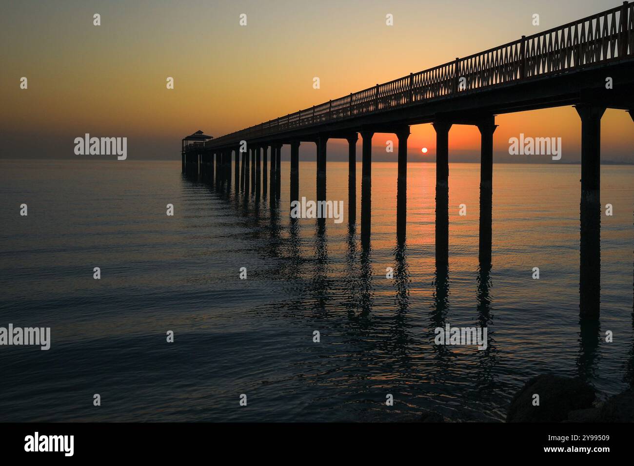 Splendida alba con ponte di pesca vicino alla torre del kuwait sul mare Arabico Foto Stock