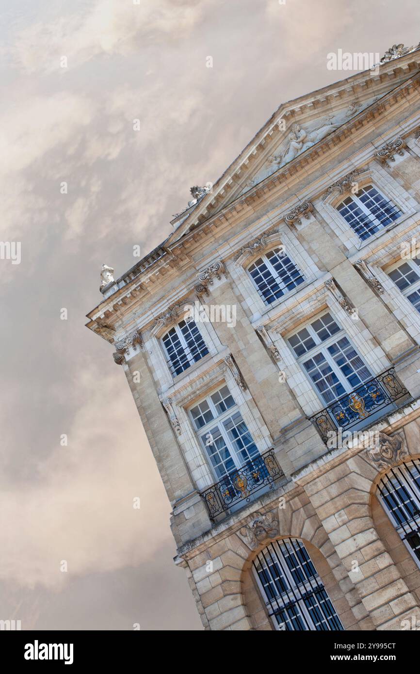 Facciata del Palais de la Bourse nella città francese di Bordeaux Foto Stock