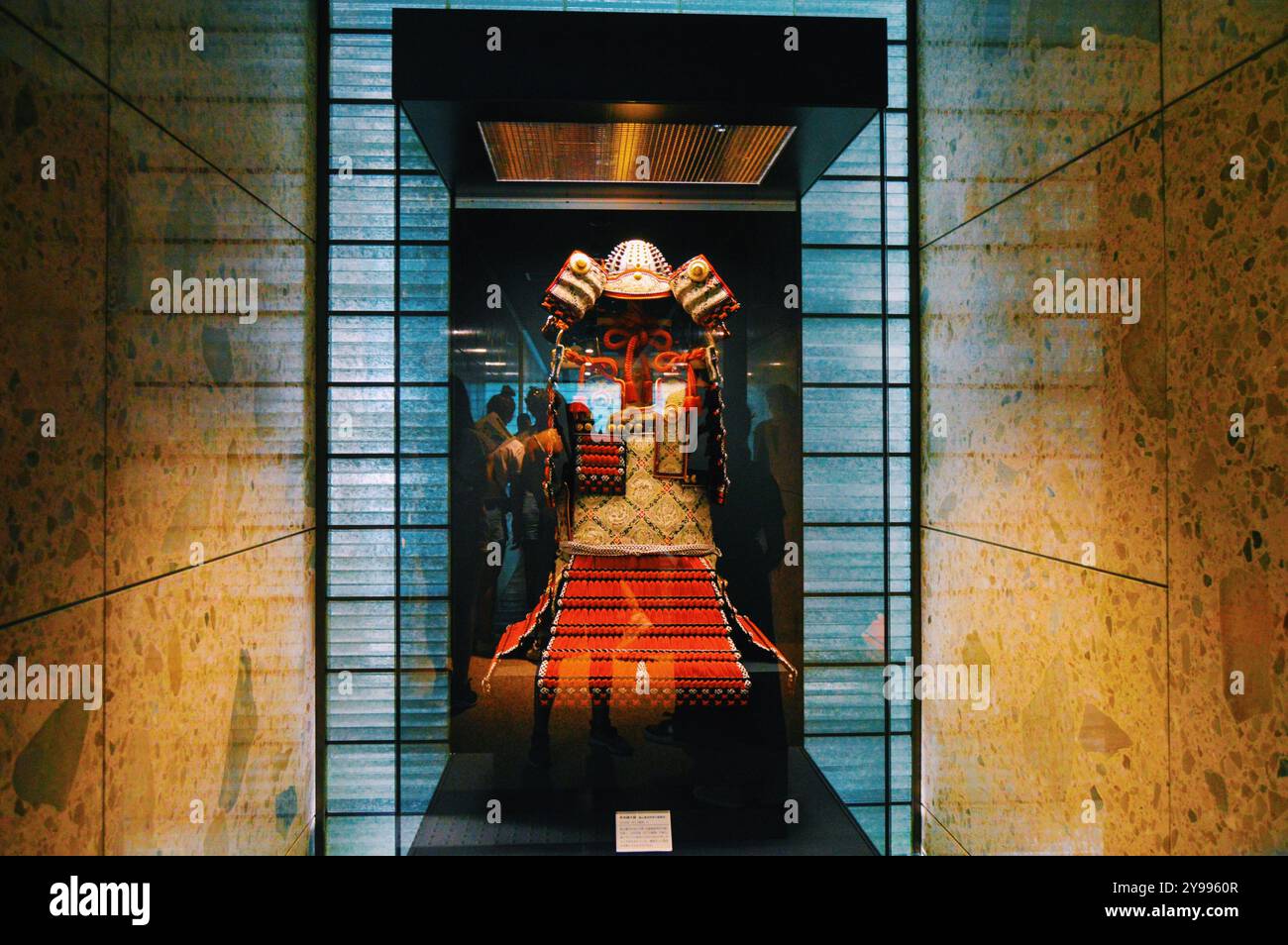 Samurai nel Museo di storia e cultura di Kamakura di Norman Foster. Una suggestiva vetrina di manufatti samurai all'interno di uno spazio architettonico moderno. Foto Stock