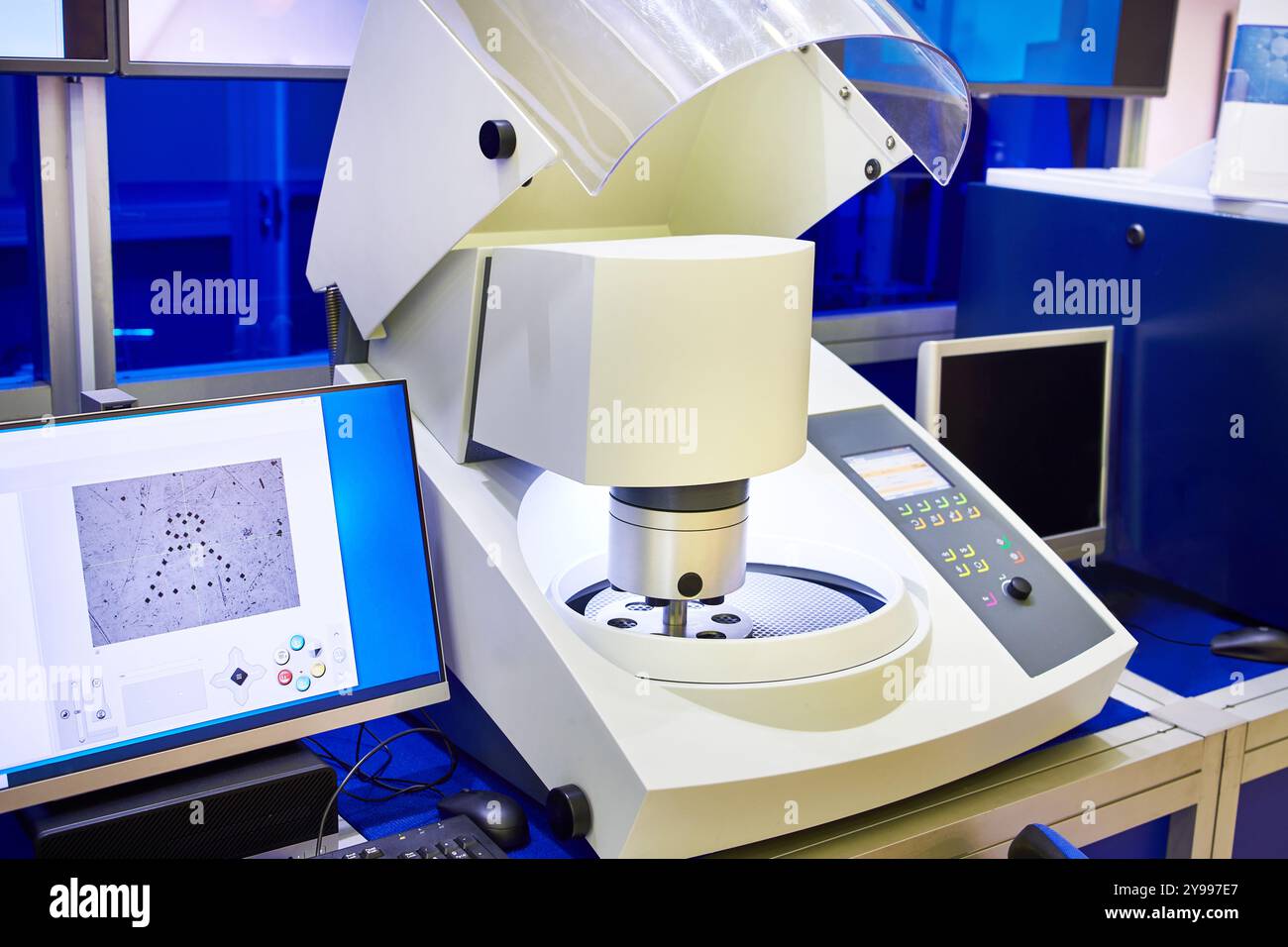 Potente sistema di macinazione e lucidatura da laboratorio per la preparazione di campioni di alta qualità Foto Stock