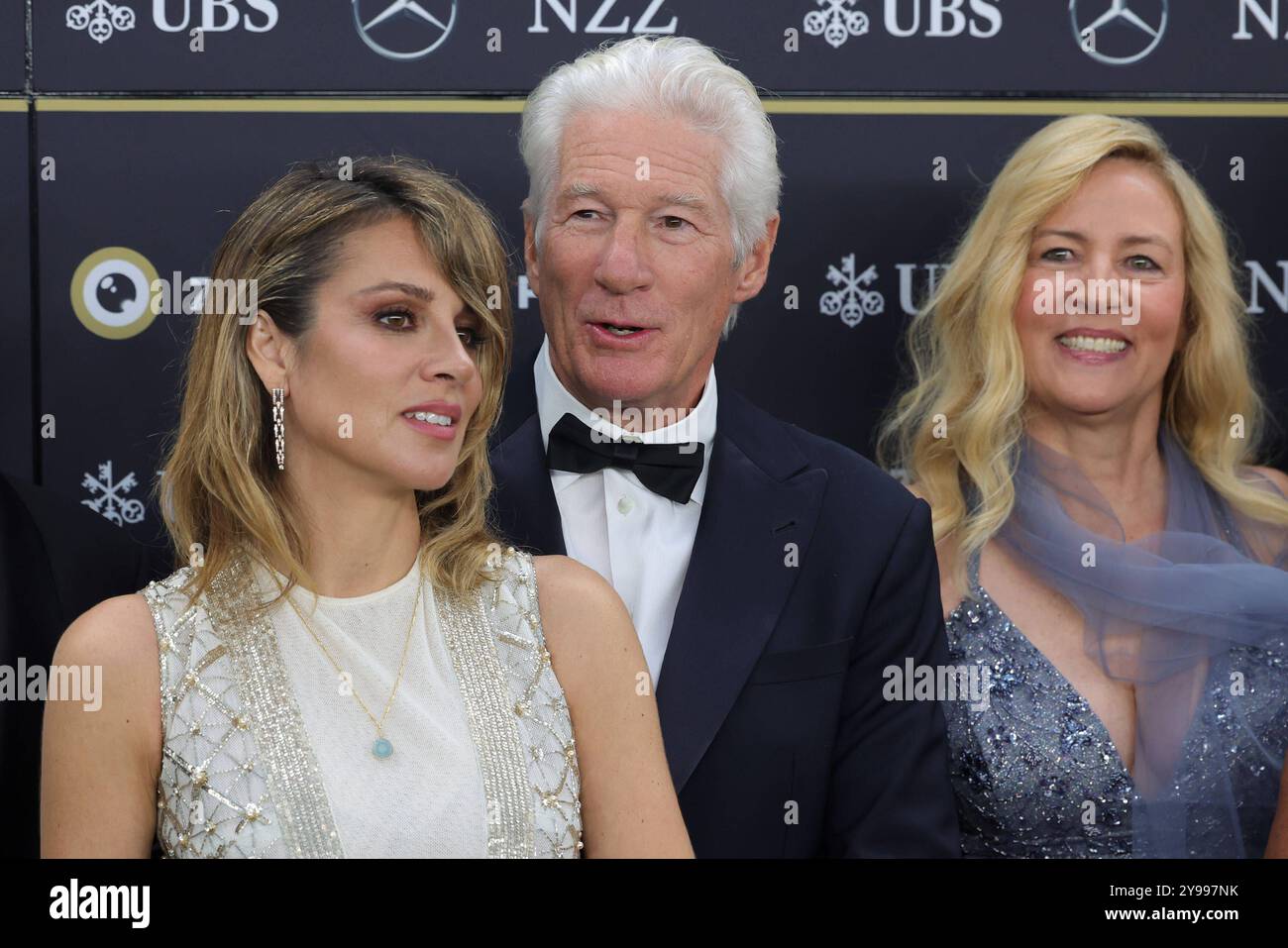 20° Zurich Film Festival 2024 Richard Gere mit Ehefrau Alejandra Gere bei der Premiere des Dokumentarfilms Wisdom of Happiness auf dem Grünen Teppich beim 20. Zurich Film Festival 2024. Zürich, 08.10.2024. Schweiz. *** 20° Zurich Film Festival 2024 Richard Gere con la moglie Alejandra Gere alla prima del documentario Wisdom of Happiness sul green carpet al 20° Zurich Film Festival 2024 Zurigo, 08 10 2024 Svizzera Foto Stock