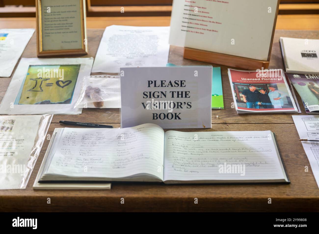 Si prega di firmare il libro dei visitatori, la chiesa di Sant'Andrea, Alderton, Suffolk, Inghilterra, Regno Unito Foto Stock