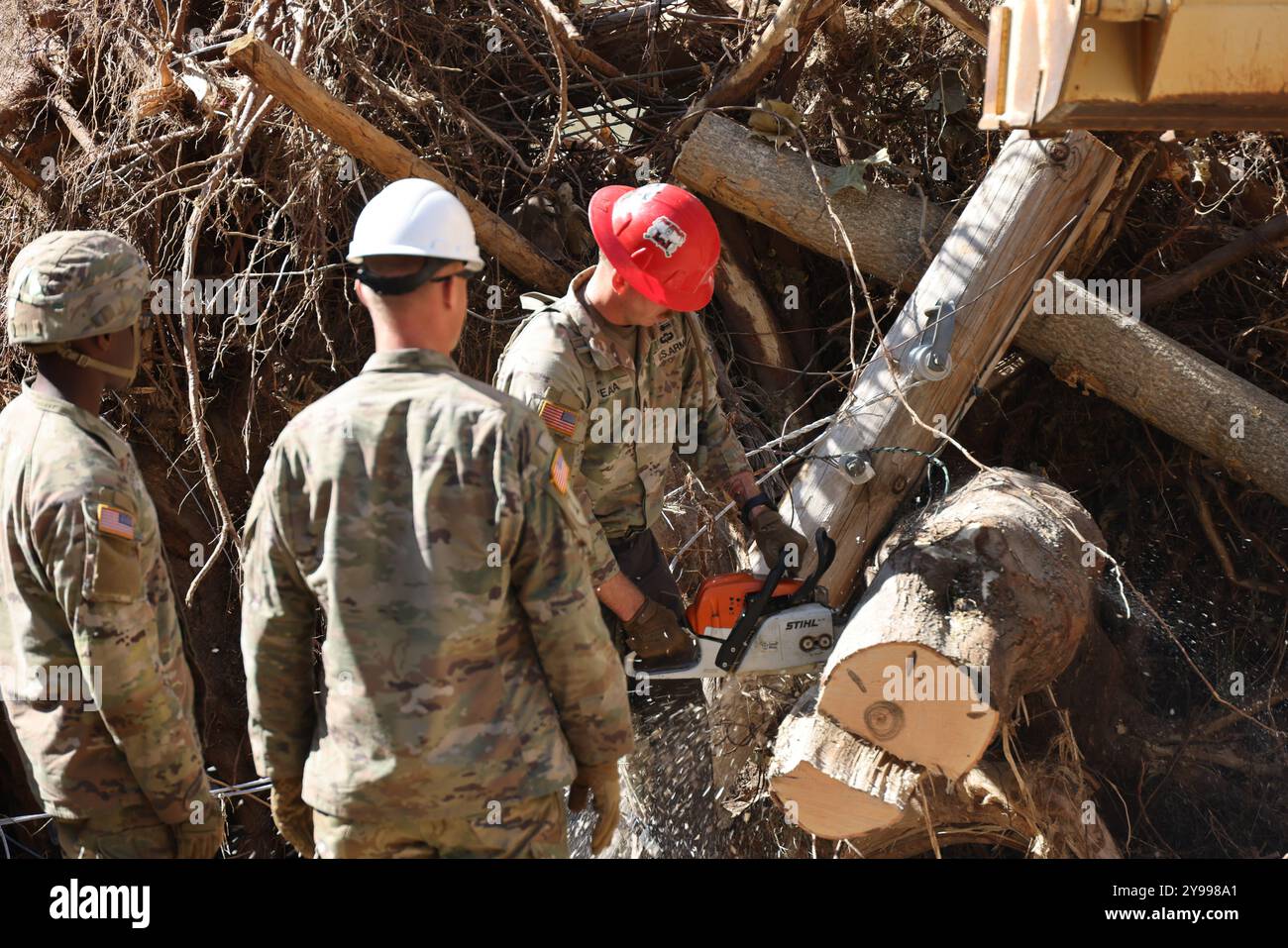 Toecane, Stati Uniti. 10 agosto 2024. I soldati dell'esercito americano, assegnati al 27th Engineer Battalion, usano una sega per rimuovere i detriti in seguito alle inondazioni causate dall'uragano Helene, 8 ottobre 2024 a Toecane, Carolina del Nord. Credito: SSgt. Arthur Ruepong/US Army/Alamy Live News Foto Stock
