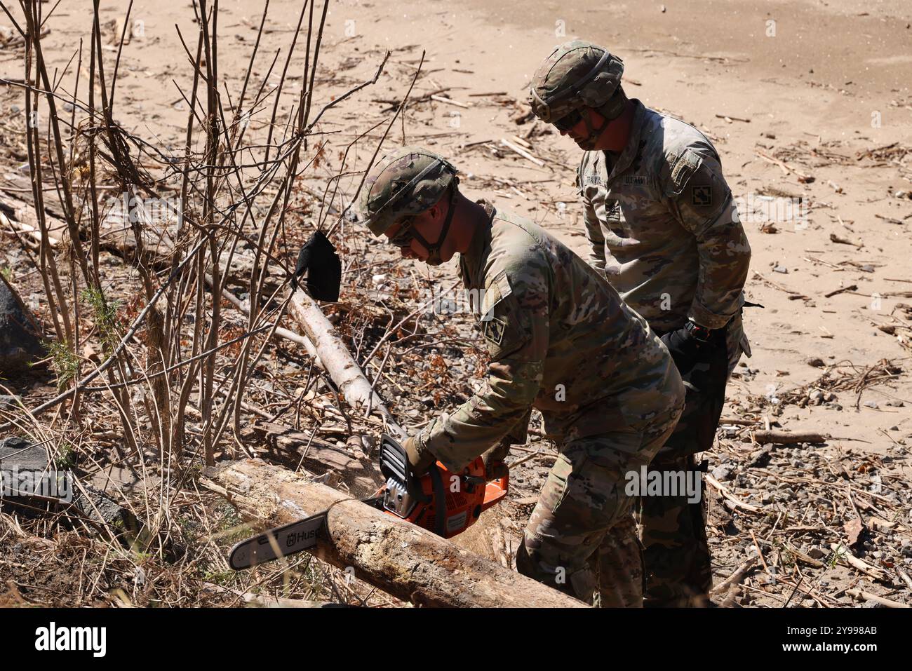 Toecane, Stati Uniti. 8 ottobre 2024. I soldati dell'esercito degli Stati Uniti assegnati al 27th Engineer Battalion, usano una motosega per rimuovere i detriti in seguito alle inondazioni causate dall'uragano Helene, 8 ottobre 2024 a Toecane, Carolina del Nord. Credito: SSgt. Arthur Ruepong/US Army/Alamy Live News Foto Stock