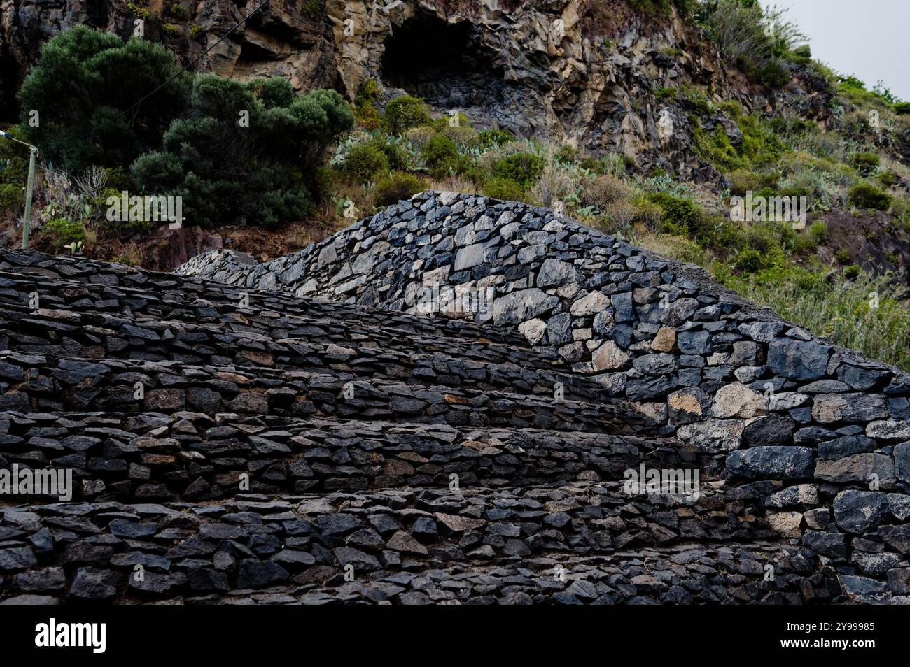 I gradini di pietra si snodano su una collina a Madeira, mescolandosi all'aspro paesaggio Foto Stock