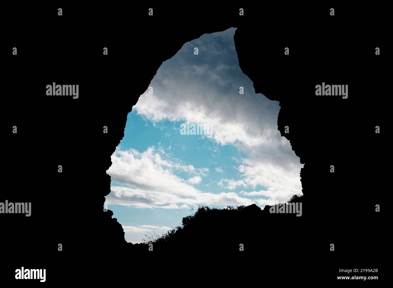 Vista del cielo luminoso incorniciato dai bordi frastagliati di un'apertura naturale a Ponta do Sol Foto Stock