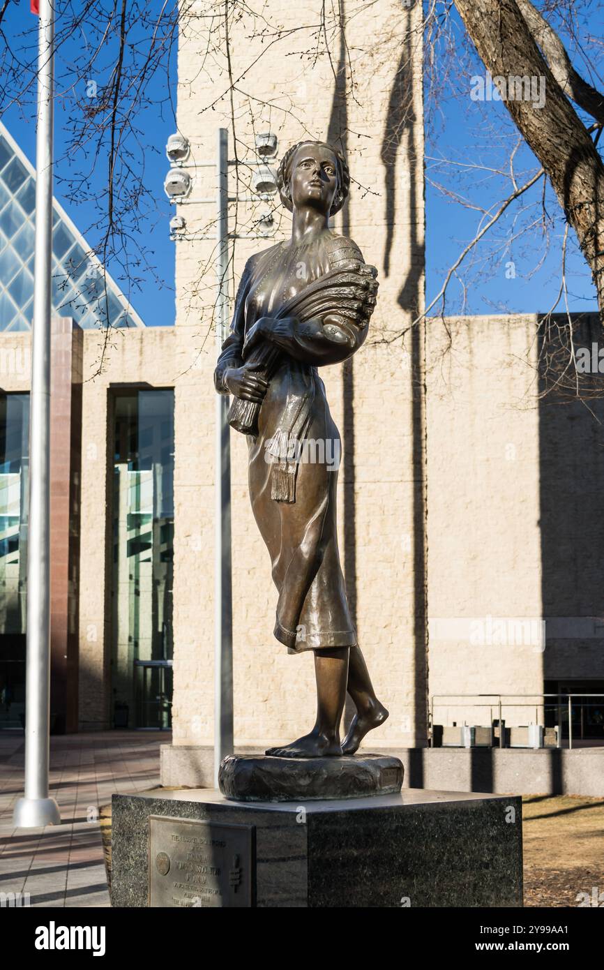 Edmonton, Canada, 12 novembre 2023: Scultura in bronzo ritrae una figura femminile che indossa un costume tradizionale ucraino di John Barney Weaver a Lost-W Foto Stock