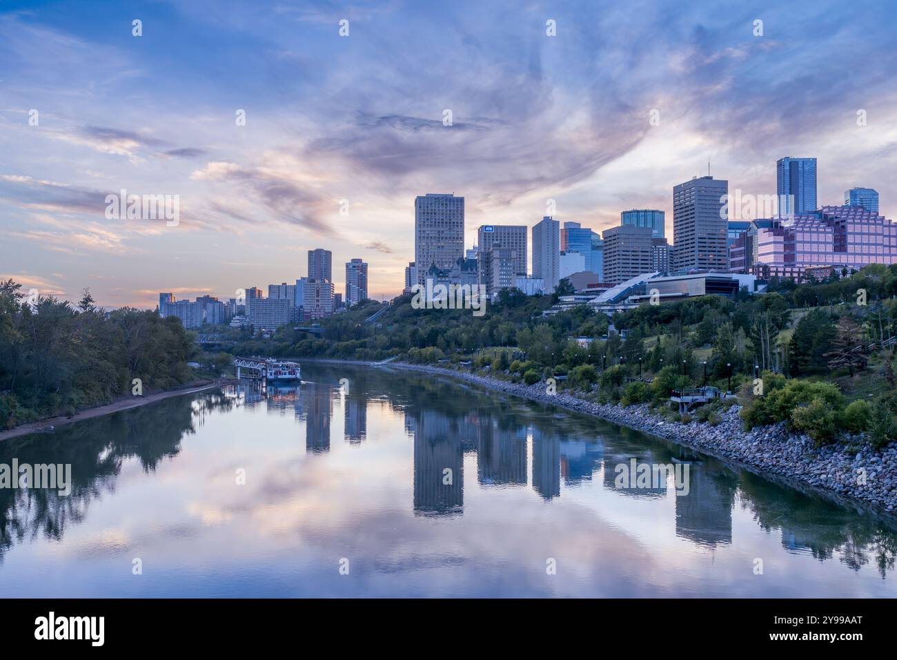 Edmonton, Canada, 26 agosto 2024: Vista del centro di Edmonton con straordinarie nuvole sullo sfondo al tramonto Foto Stock