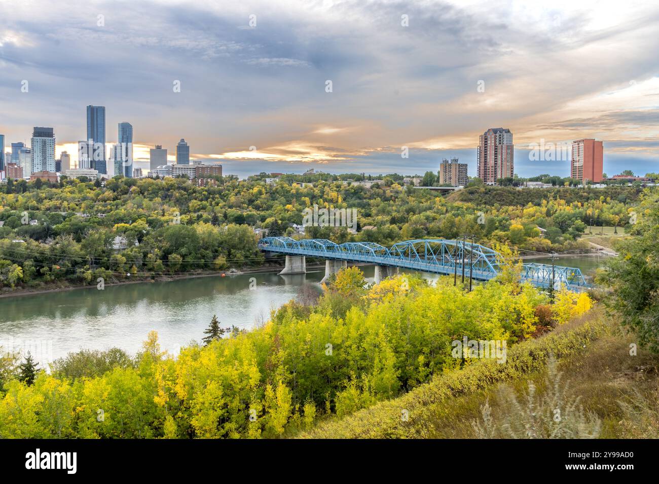 Edmonton, Canada, 23 settembre 2024: Vista sul Dawson Bridge dal lato destro del fiume North saskatchewan all'inizio della stagione autunnale Foto Stock
