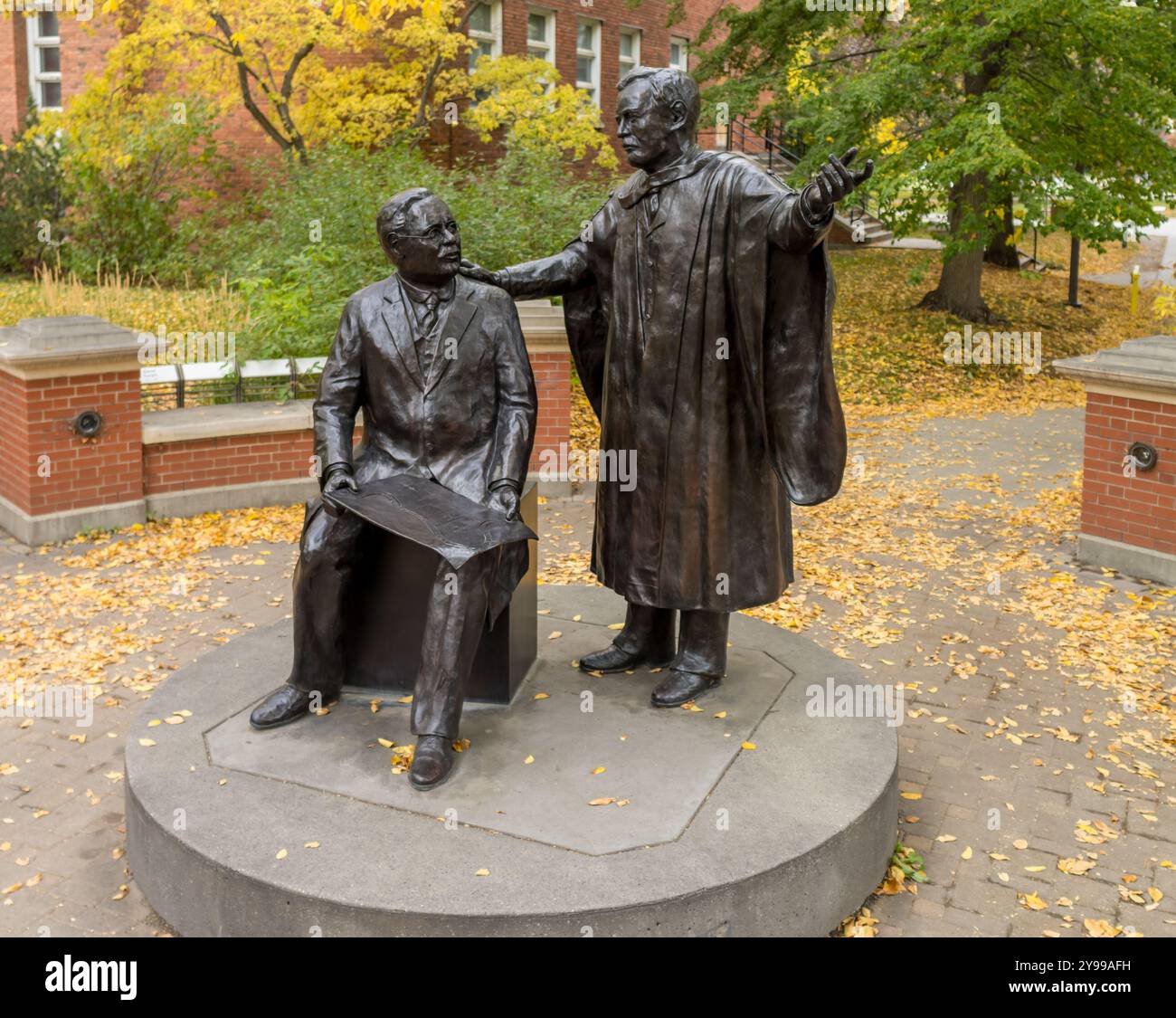 Edmonton, Canadam 6 ottobre 2024: The Visionaries sculpture of Henry Marshall Tory and Alexander Cameron Rutherford, la prima premier di Alberta. Una mappa o. Foto Stock