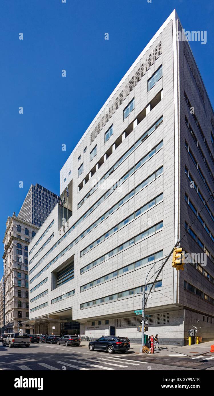 Una volta rivestita in granito nero lucido, la New York County Family Court fu soprannominata "Death Star" quando fu costruita nel 1975; reclinata in granito più leggero nel 2006. Foto Stock