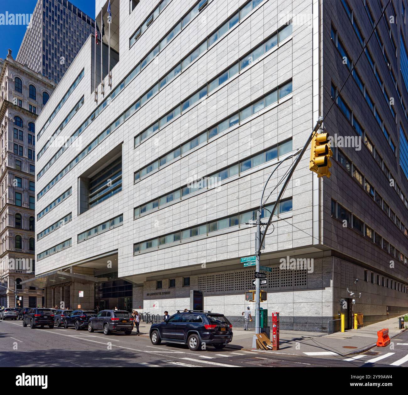 Una volta rivestita in granito nero lucido, la New York County Family Court fu soprannominata "Death Star" quando fu costruita nel 1975; reclinata in granito più leggero nel 2006. Foto Stock
