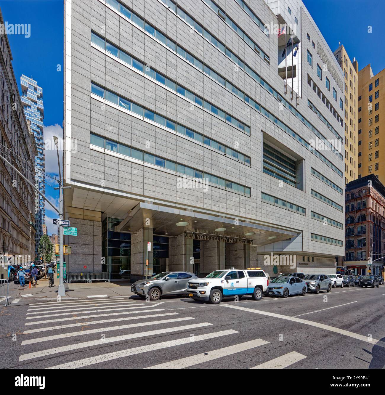 Una volta rivestita in granito nero lucido, la New York County Family Court fu soprannominata "Death Star" quando fu costruita nel 1975; reclinata in granito più leggero nel 2006. Foto Stock