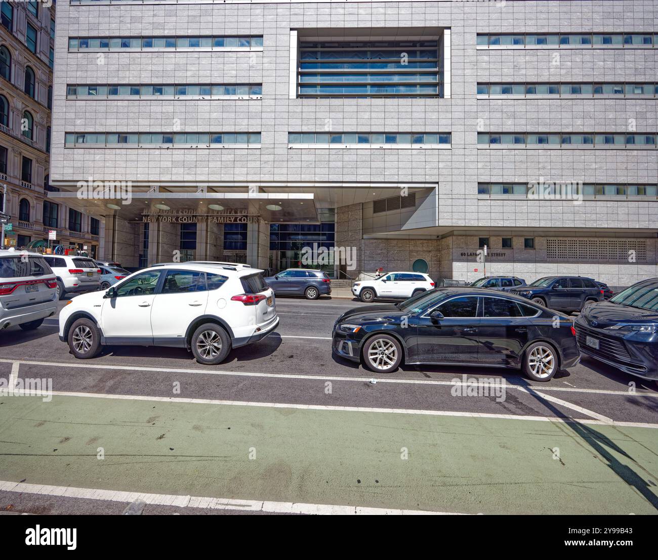 Una volta rivestita in granito nero lucido, la New York County Family Court fu soprannominata "Death Star" quando fu costruita nel 1975; reclinata in granito più leggero nel 2006. Foto Stock