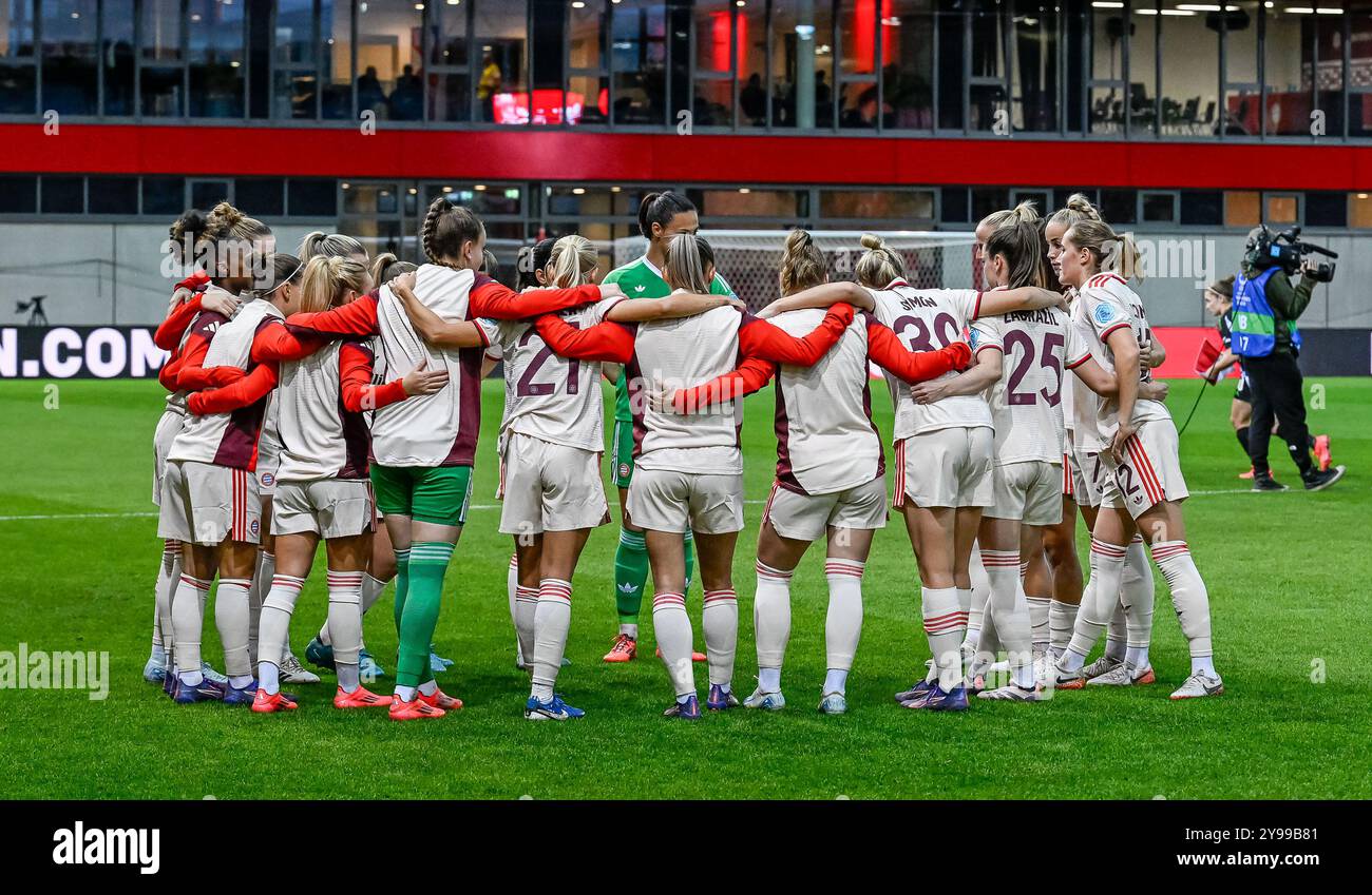 Spielerkreis der Bayern Frauen vor Spielbeginn. GER, FC Bayern Muenchen vs. Arsenal WFC, Fussball, UEFA Womans Champions League, gruppo C, 1. Spieltag, Saison 2024/2025, 09.10.2024. Foto: Eibner-Pressefoto/Heike Feiner Foto Stock