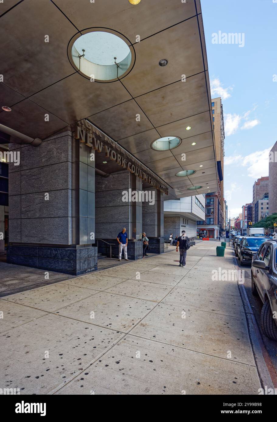 Una volta rivestita in granito nero lucido, la New York County Family Court fu soprannominata "Death Star" quando fu costruita nel 1975; reclinata in granito più leggero nel 2006. Foto Stock