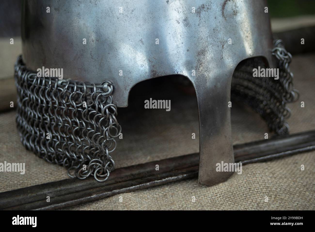 Casco dei Cavalieri. Lats medievali. Casco d'acciaio di un guerriero. Foto Stock