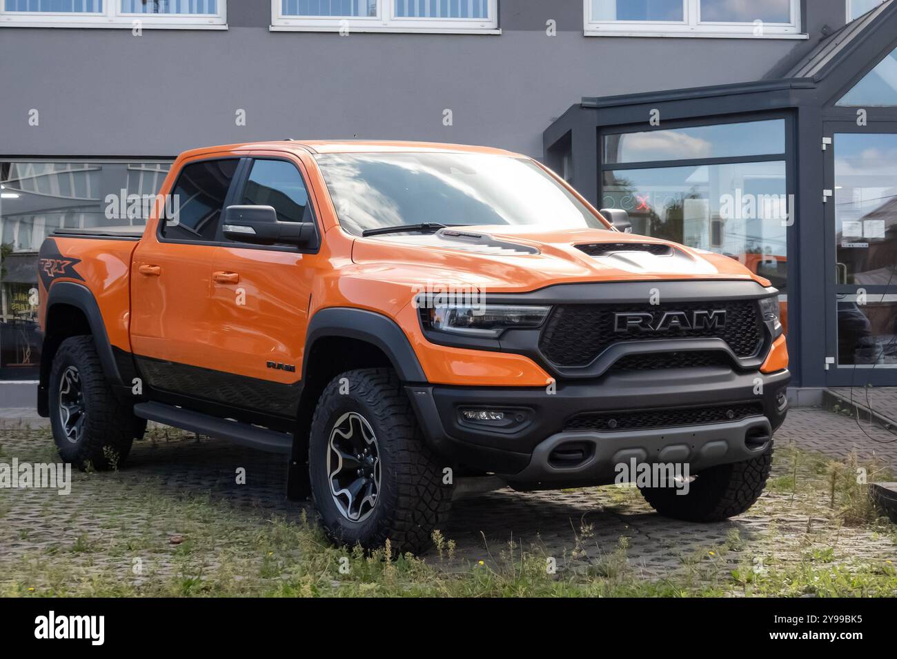 OSTRAVA, CECHIA - 21 SETTEMBRE 2023: Concessionaria di vetture RAM americane con camion RAM 1500 TRX arancione Foto Stock OSTRAVA, CECHIA - 21 SETTEMBRE 2023: Concessionaria di vetture RAM americane con camion RAM 1500 TRX arancione Foto Stock