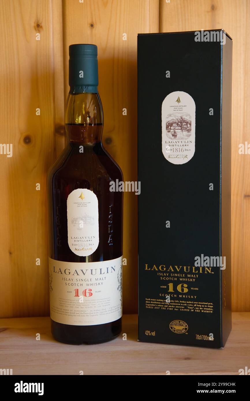 Germania, Baden-Württemberg - 02 marzo 2024: Bottiglia di Lagavulin 16 anni, con confezione in cartone aggiunta. Foto Stock