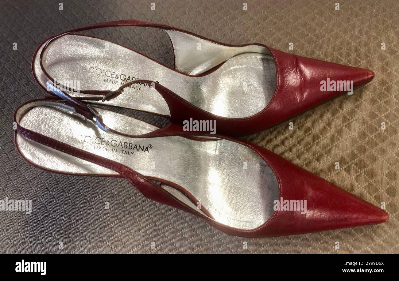 Un paio di scarpe con tacco stiletto Dolce & Gabbana da donna rosse. Foto Stock