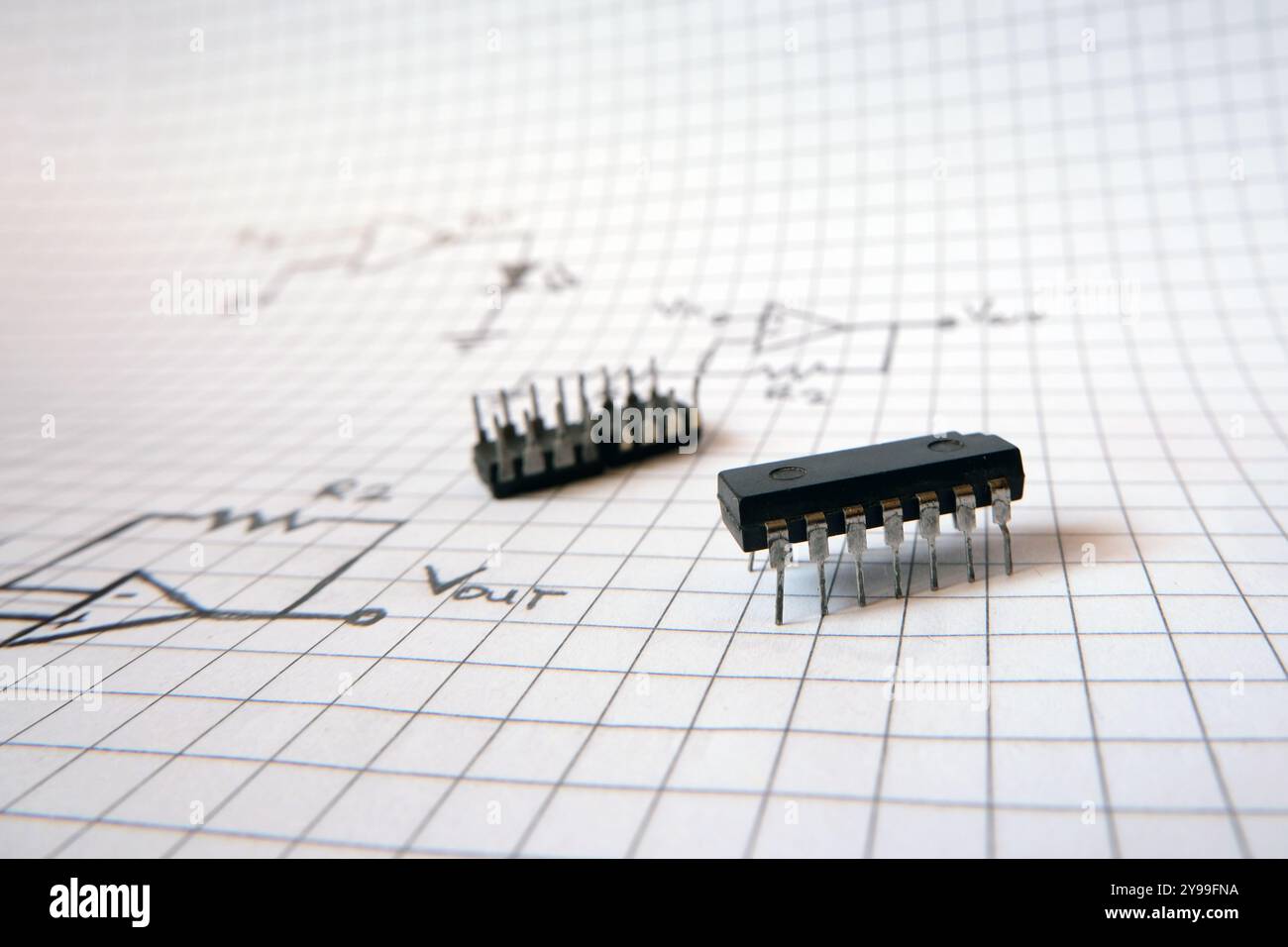 Circuito integrato sul disegno delle porte logiche. Componenti semiconduttori CMOS. Foto Stock