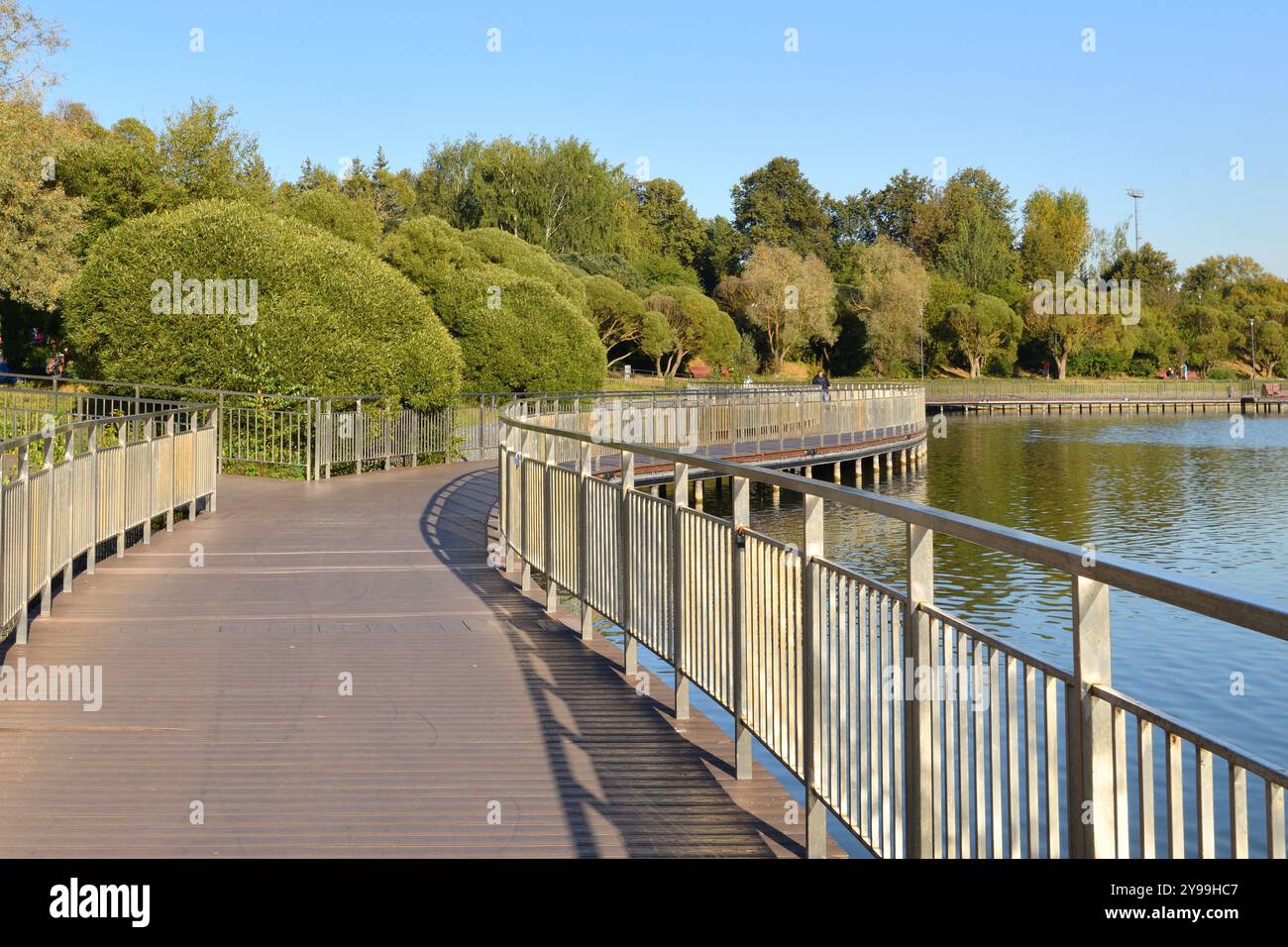 Mosca, Russia - 6 settembre. 2024. Ponte a piedi sul Big City Pond nel Victory Park Foto Stock