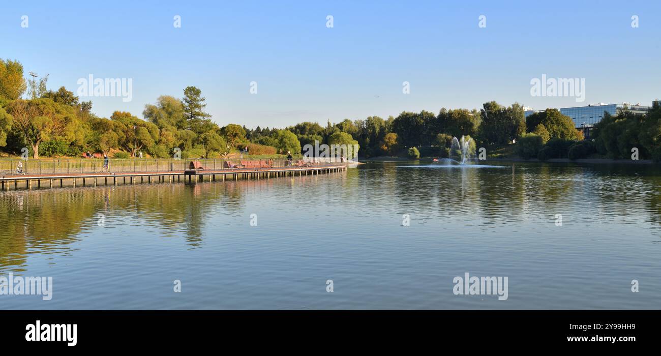 Mosca, Russia - 6 settembre. 2024. Ponte a piedi sul Big City Pond nel Victory Park Foto Stock