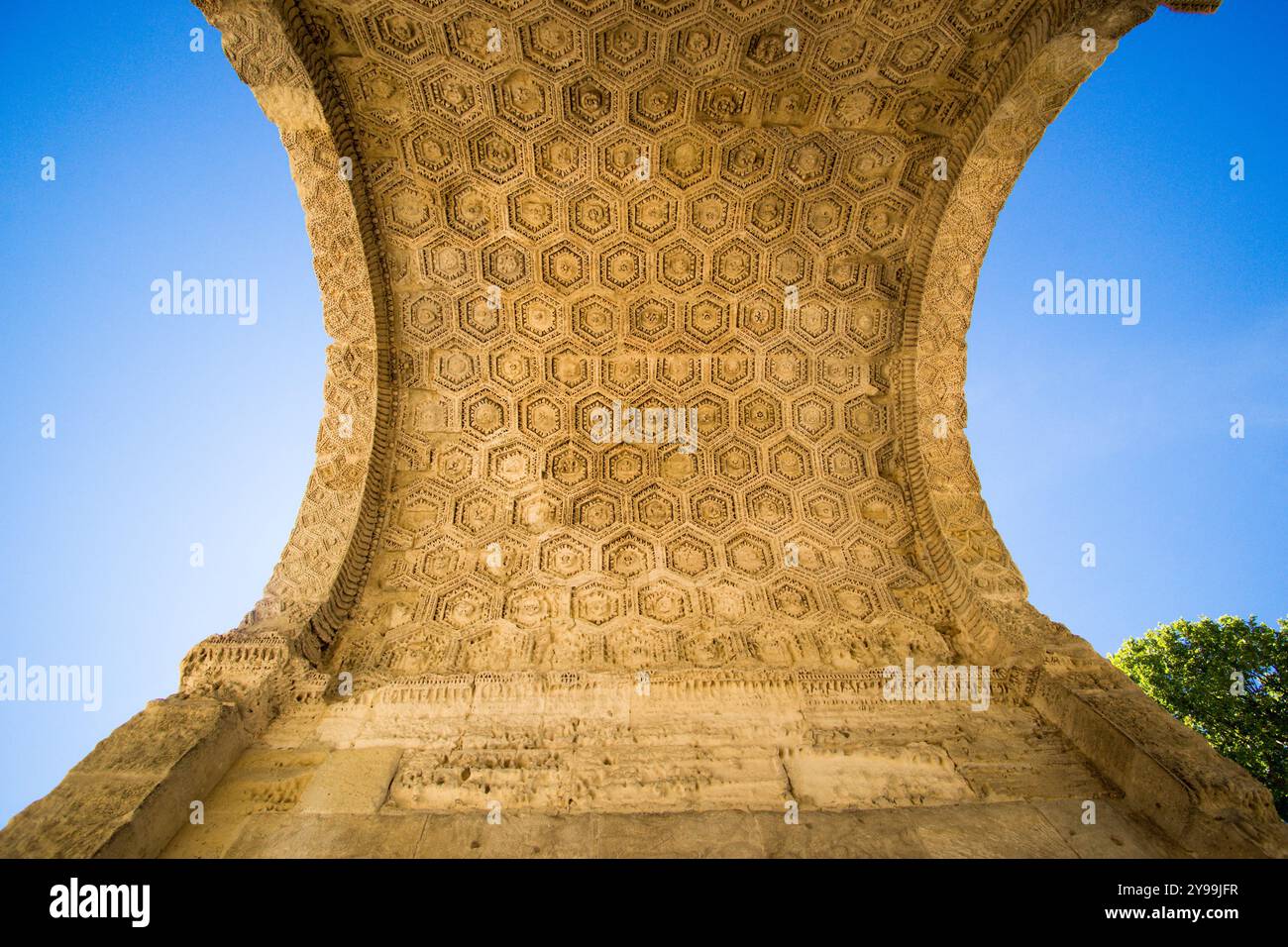 Vista dal basso dell'arco trionfale romano di Orange nel sud della Francia Foto Stock