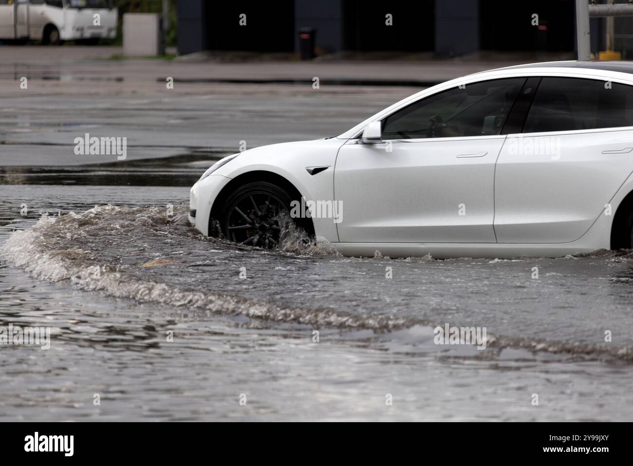 Dopo forti piogge, ingorghi stradali si sono formati, le automobili sono bagnate di acqua e stallo. Le auto galleggiano in pozzanghere sulle strade, schizzi. Crollo della strada a poppa Foto Stock