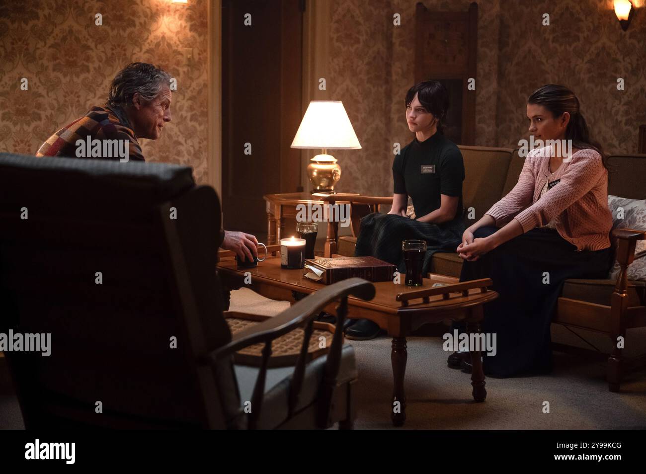 Heretic Hugh Grant, Chloe East e Sophie Thatcher Foto Stock