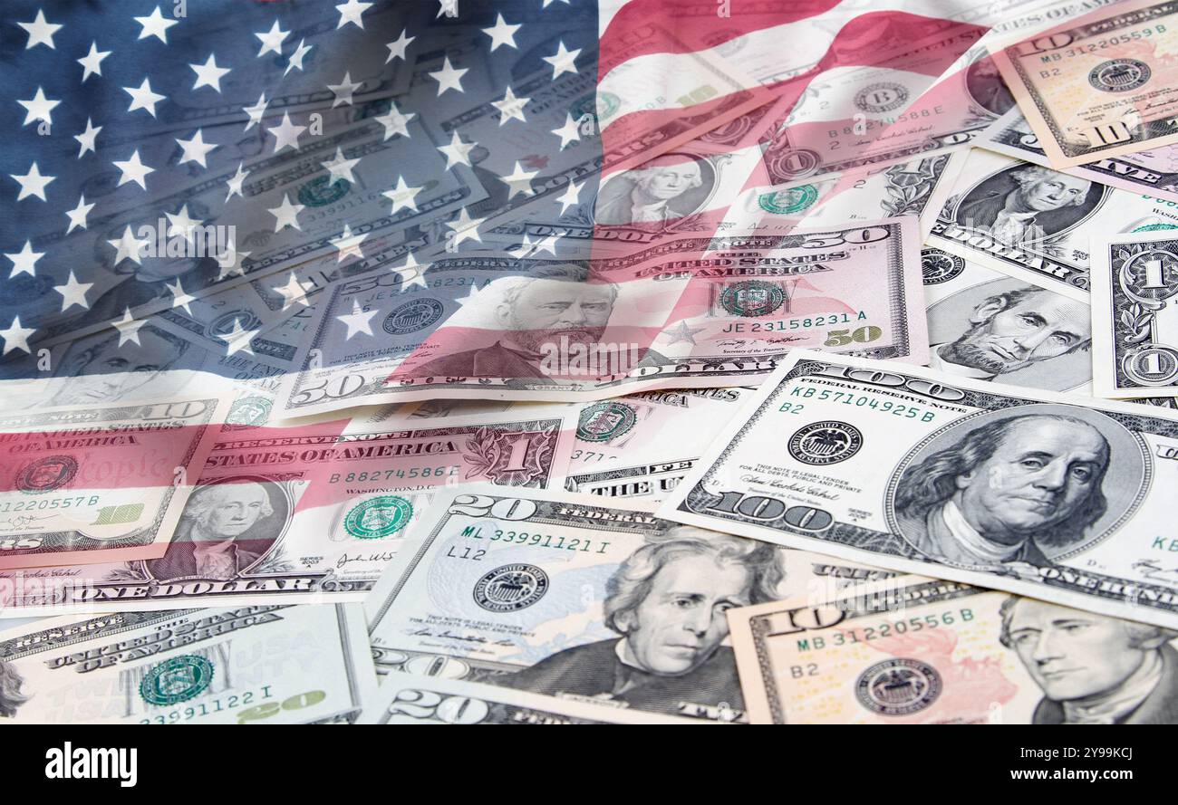 Bandiera americana e banconote assortite Foto Stock