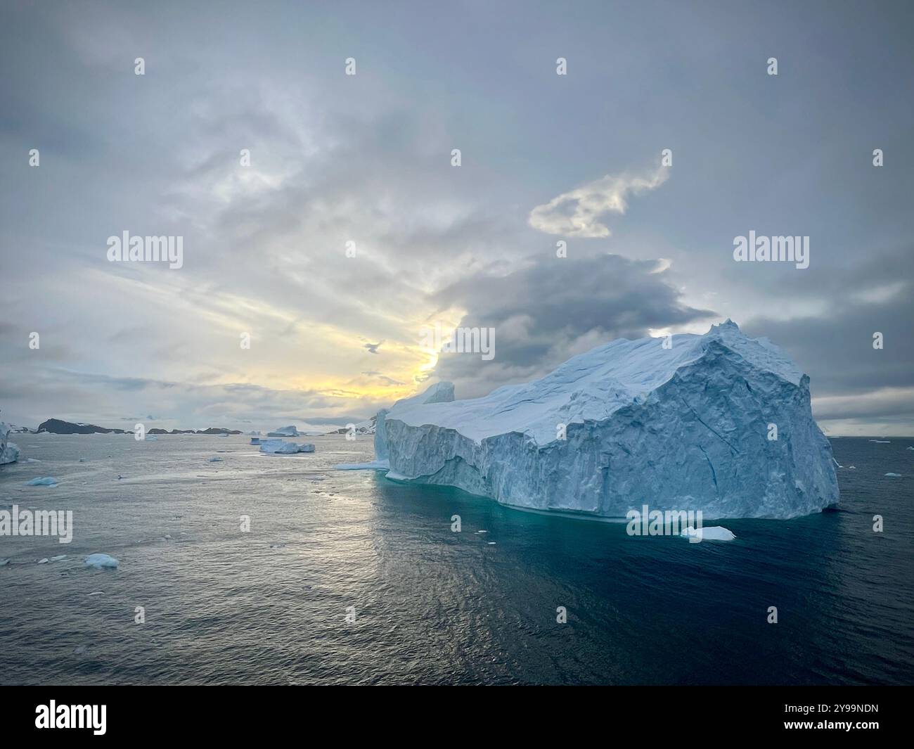 Suggestivi Iceberg sotto cieli umidi nelle remote acque antartiche Foto Stock