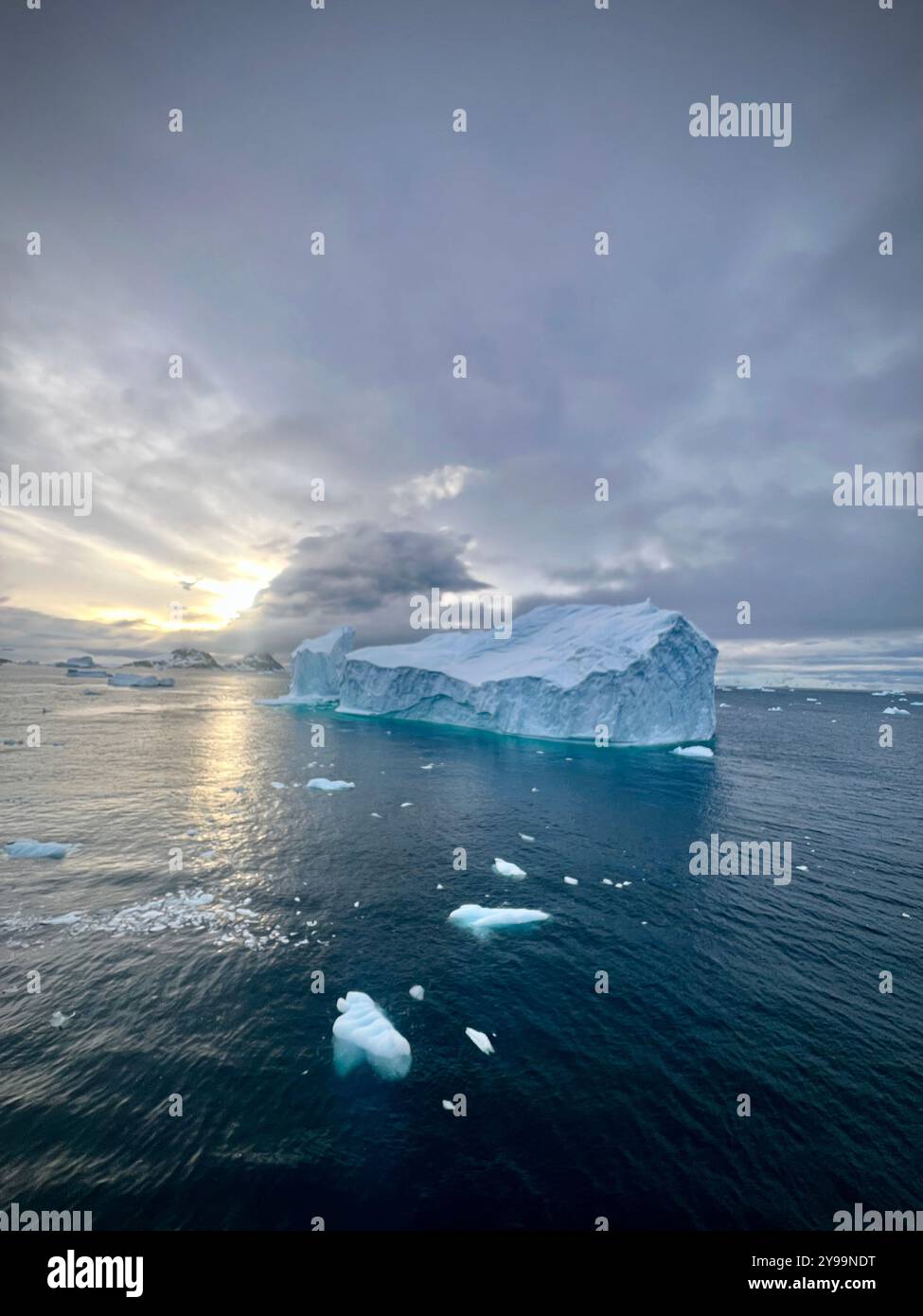 Suggestivi Iceberg sotto cieli umidi nelle remote acque antartiche - Immagine stock catturata con smartphone