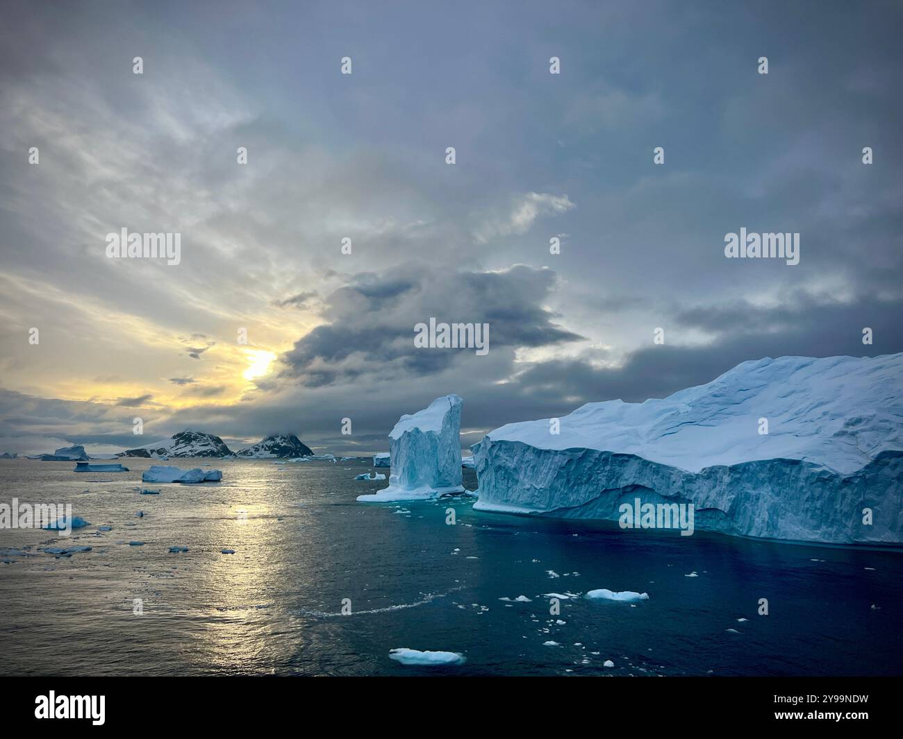 Suggestivi Iceberg sotto cieli umidi nelle remote acque antartiche - Immagine stock catturata con smartphone