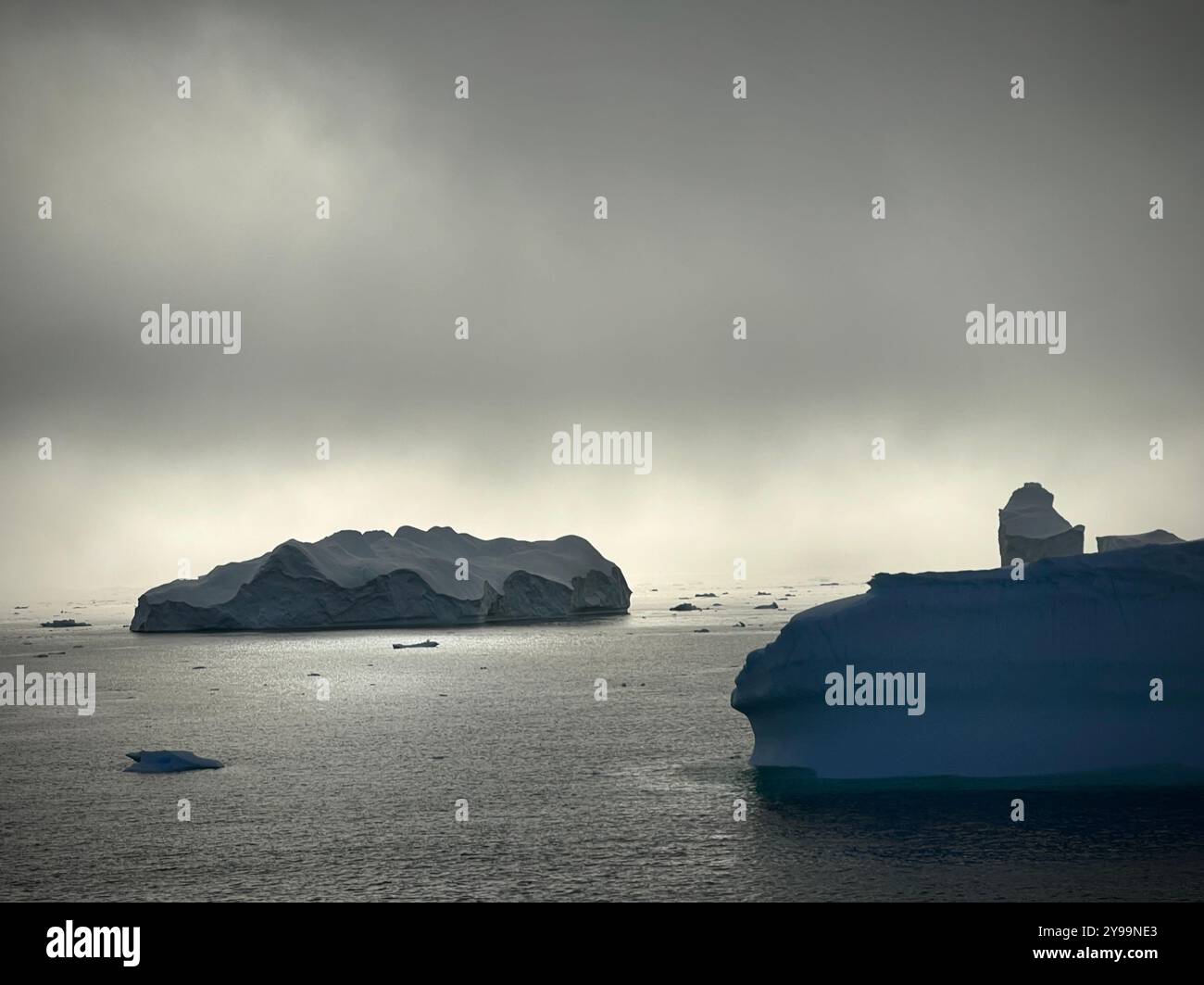 Suggestivi Iceberg sotto cieli umidi nelle remote acque antartiche - Immagine stock catturata con smartphone