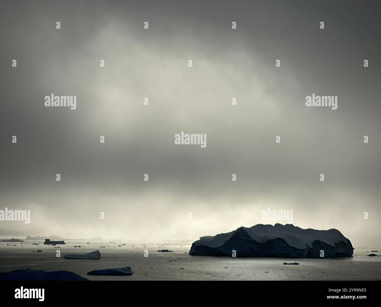 Suggestivi Iceberg sotto cieli umidi nelle remote acque antartiche - Immagine stock catturata con smartphone