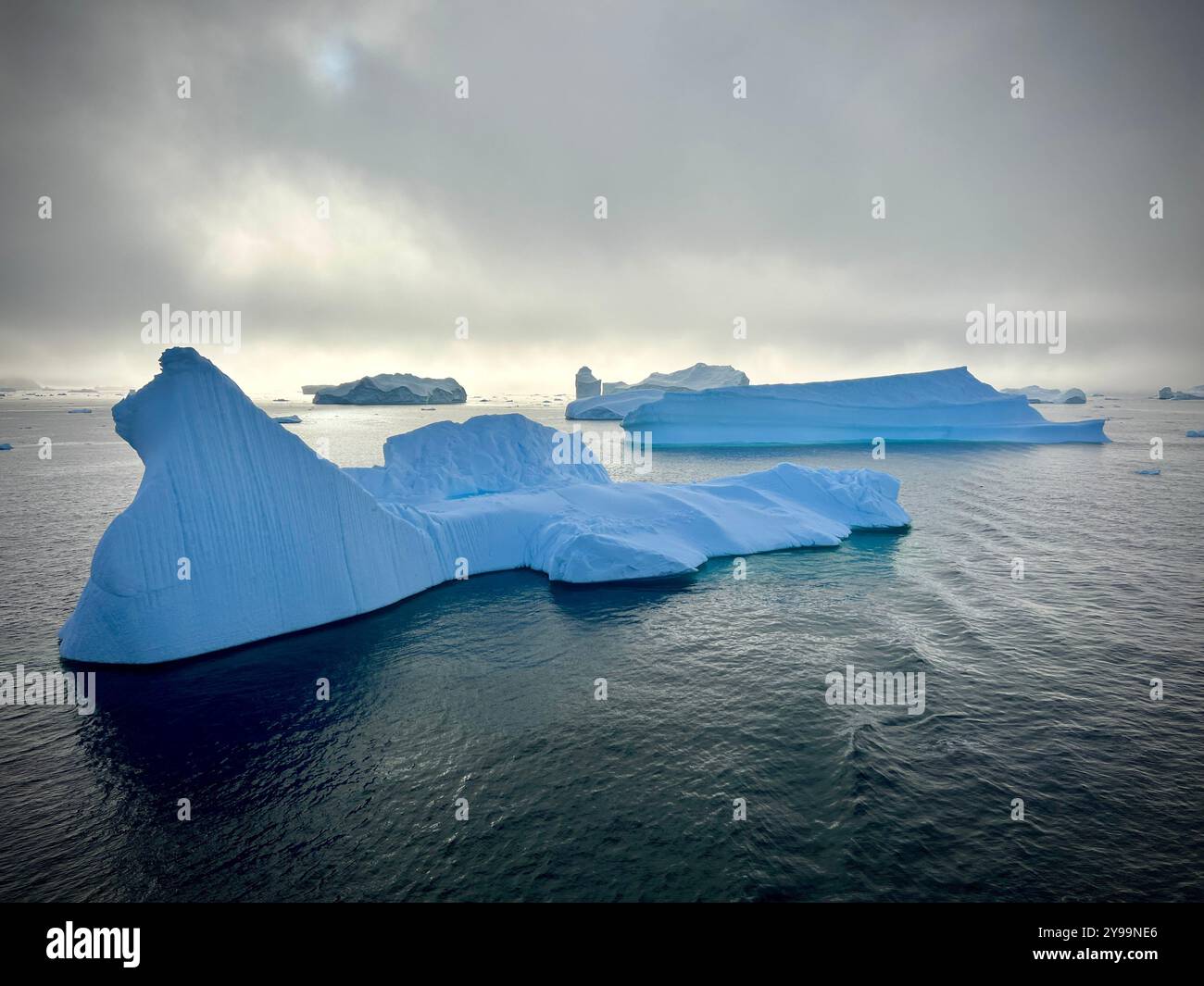 Suggestivi Iceberg sotto cieli umidi nelle remote acque antartiche - Immagine stock catturata con smartphone