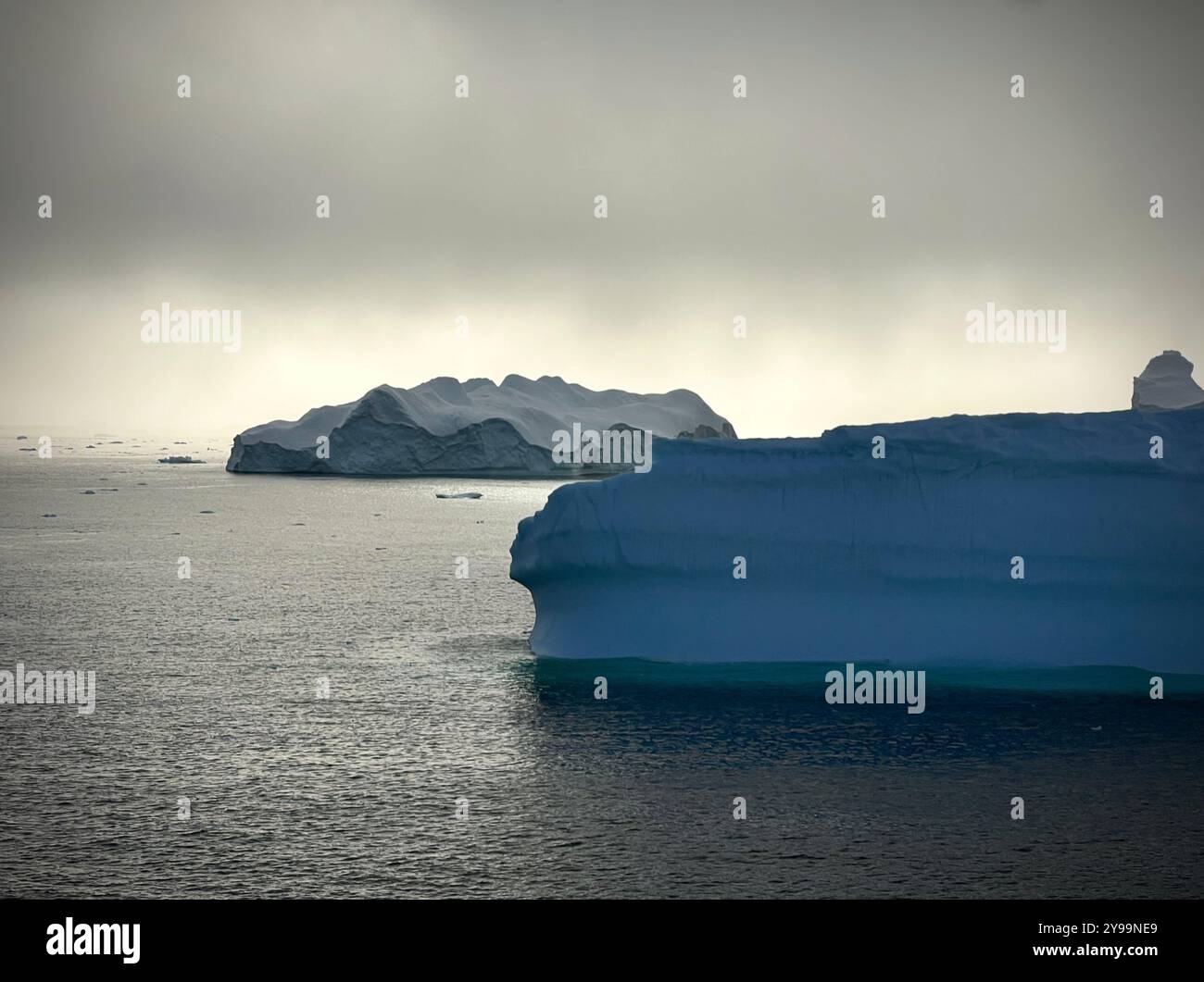 Suggestivi Iceberg sotto cieli umidi nelle remote acque antartiche - Immagine stock catturata con smartphone