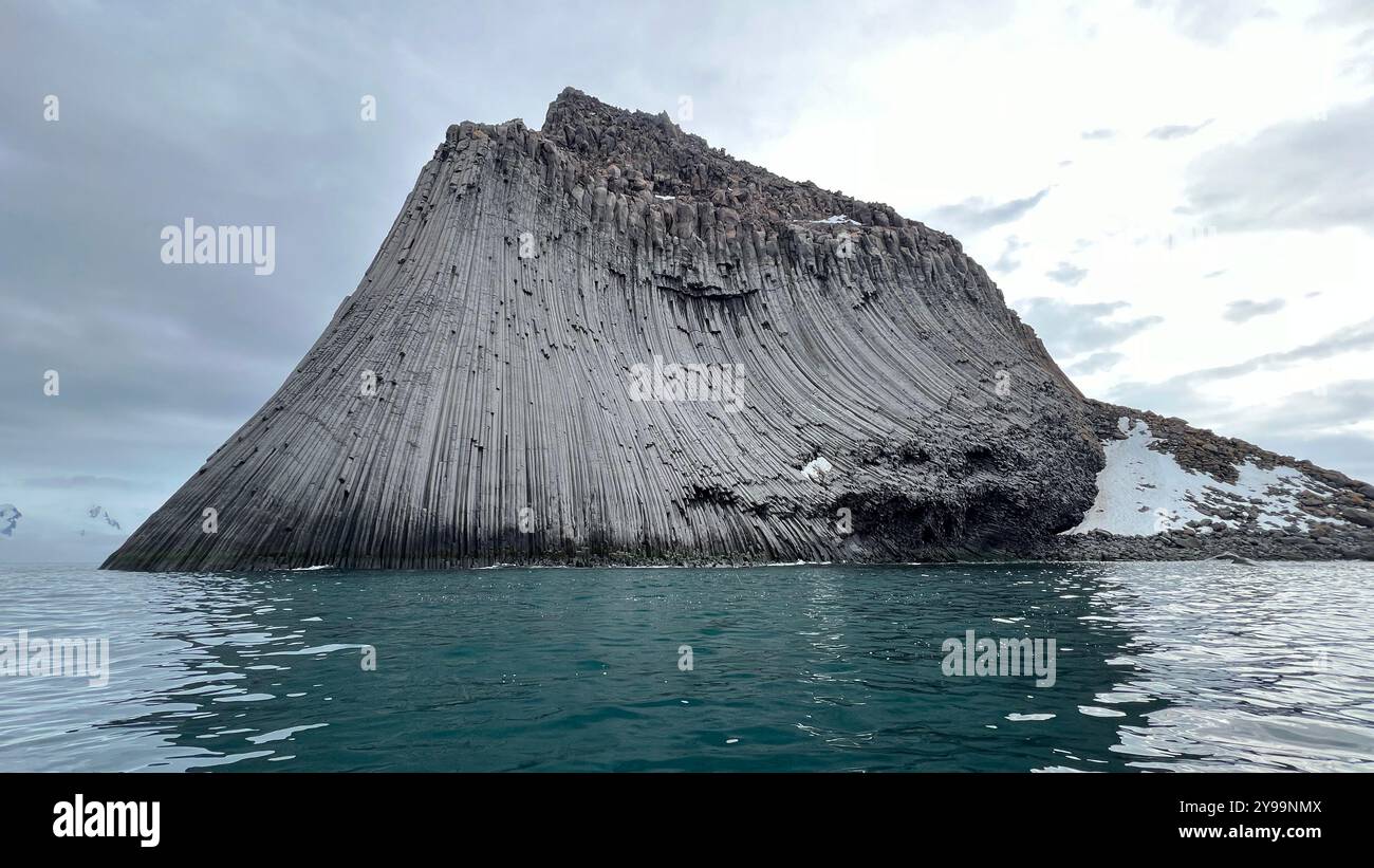Edinburgh Rock, Antartide: Una torreggiante meraviglia geologica che sorge dalle acque ghiacciate, che mostra la bellezza aspra e la natura selvaggia polare incontaminata. - Immagine stock catturata con smartphone