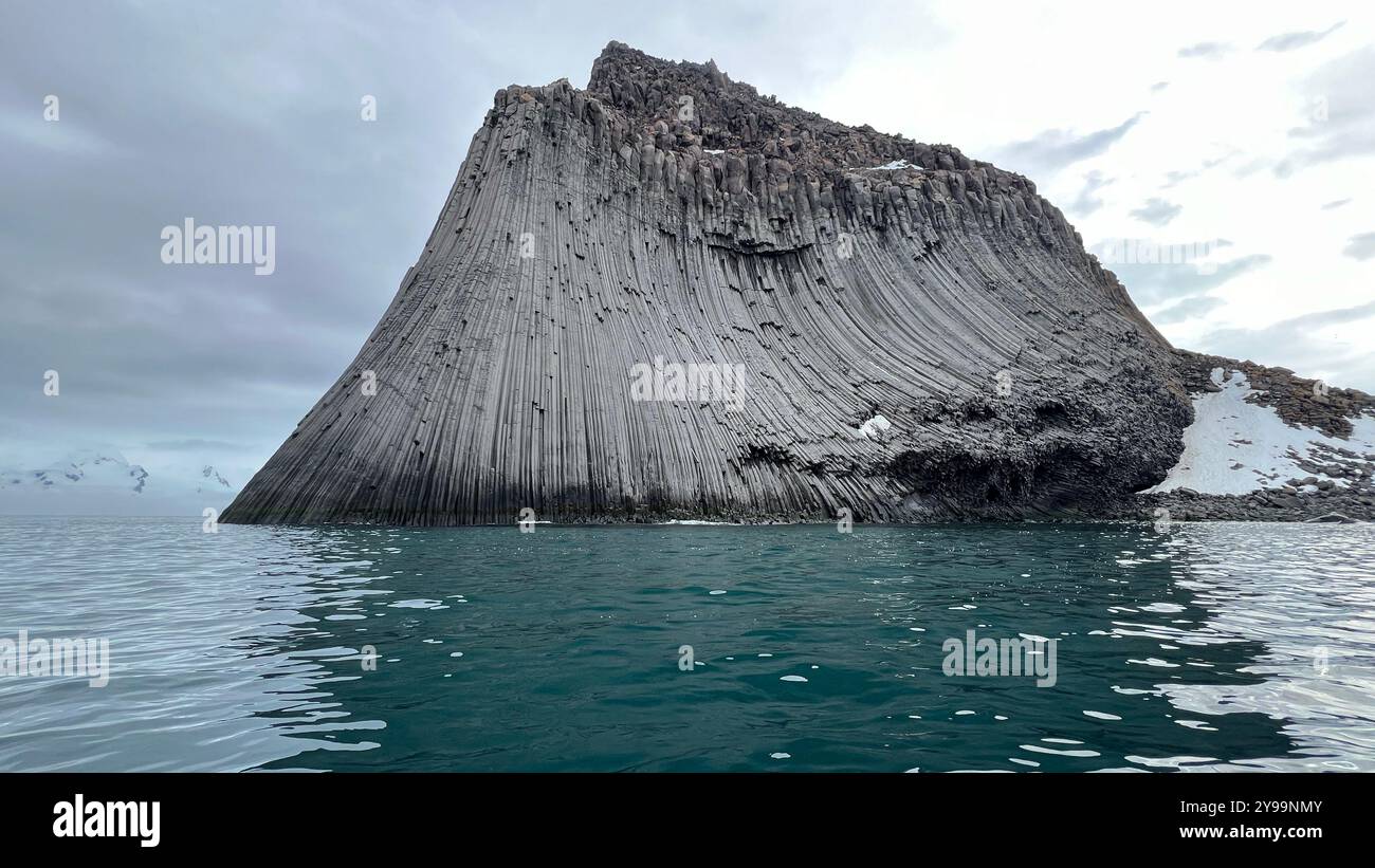 Edinburgh Rock, Antartide: Una torreggiante meraviglia geologica che sorge dalle acque ghiacciate, che mostra la bellezza aspra e la natura selvaggia polare incontaminata. - Immagine stock catturata con smartphone