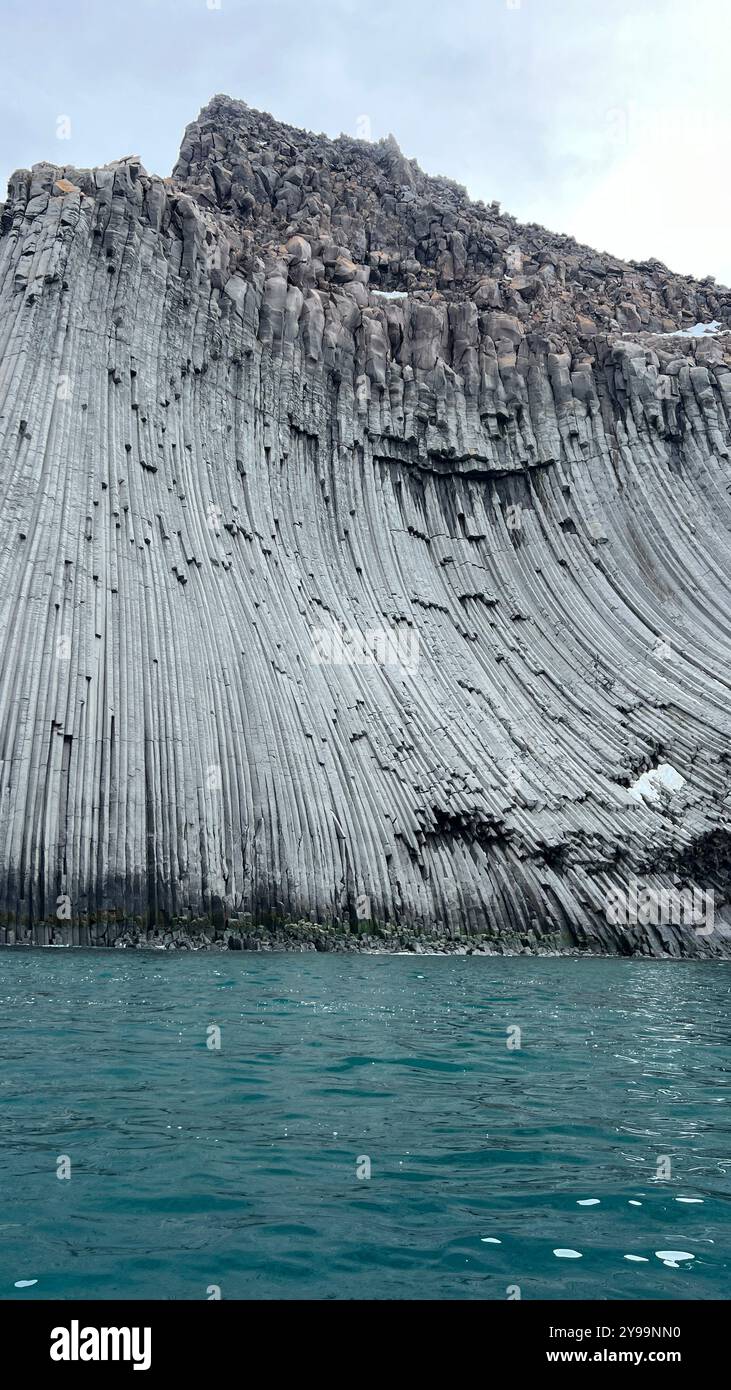 Edinburgh Rock, Antartide: Una torreggiante meraviglia geologica che sorge dalle acque ghiacciate, che mostra la bellezza aspra e la natura selvaggia polare incontaminata. - Immagine stock catturata con smartphone