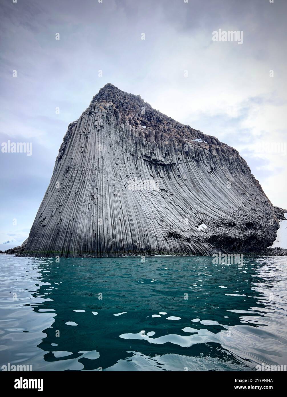 Edinburgh Rock, Antartide: Una torreggiante meraviglia geologica che sorge dalle acque ghiacciate, che mostra la bellezza aspra e la natura selvaggia polare incontaminata. - Immagine stock catturata con smartphone